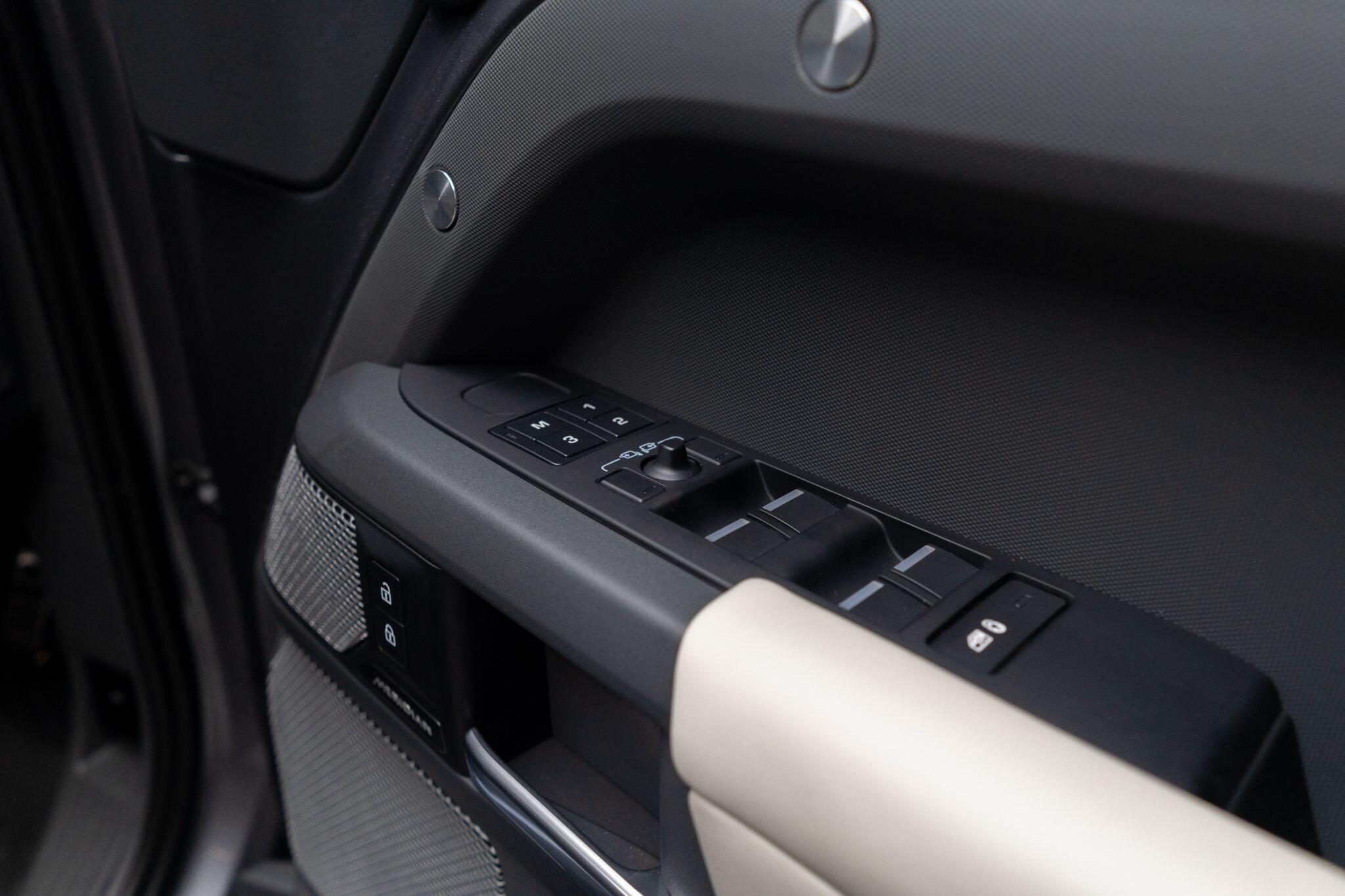 Land Rover Defender view 24