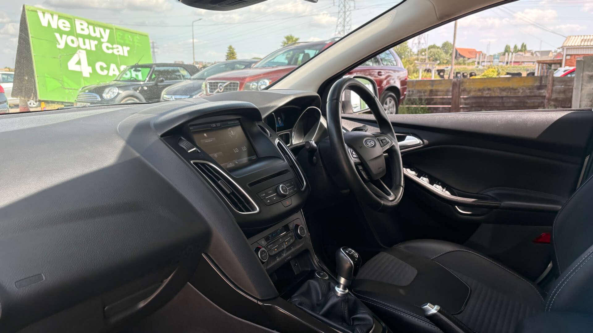 Ford Focus view 14