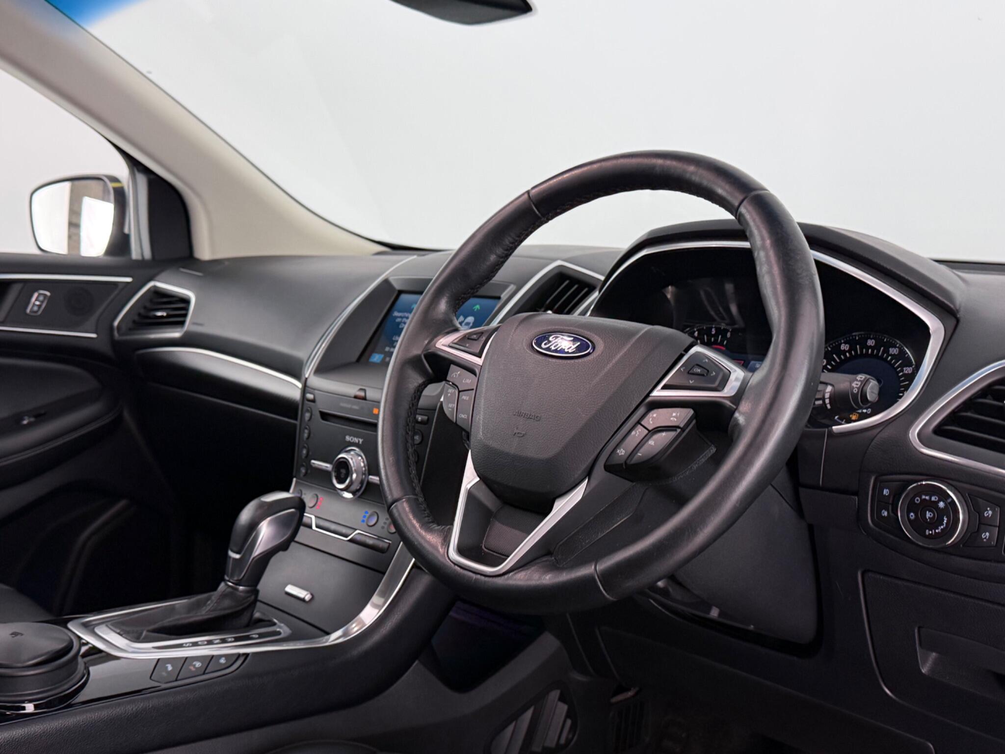 Ford Edge view 3