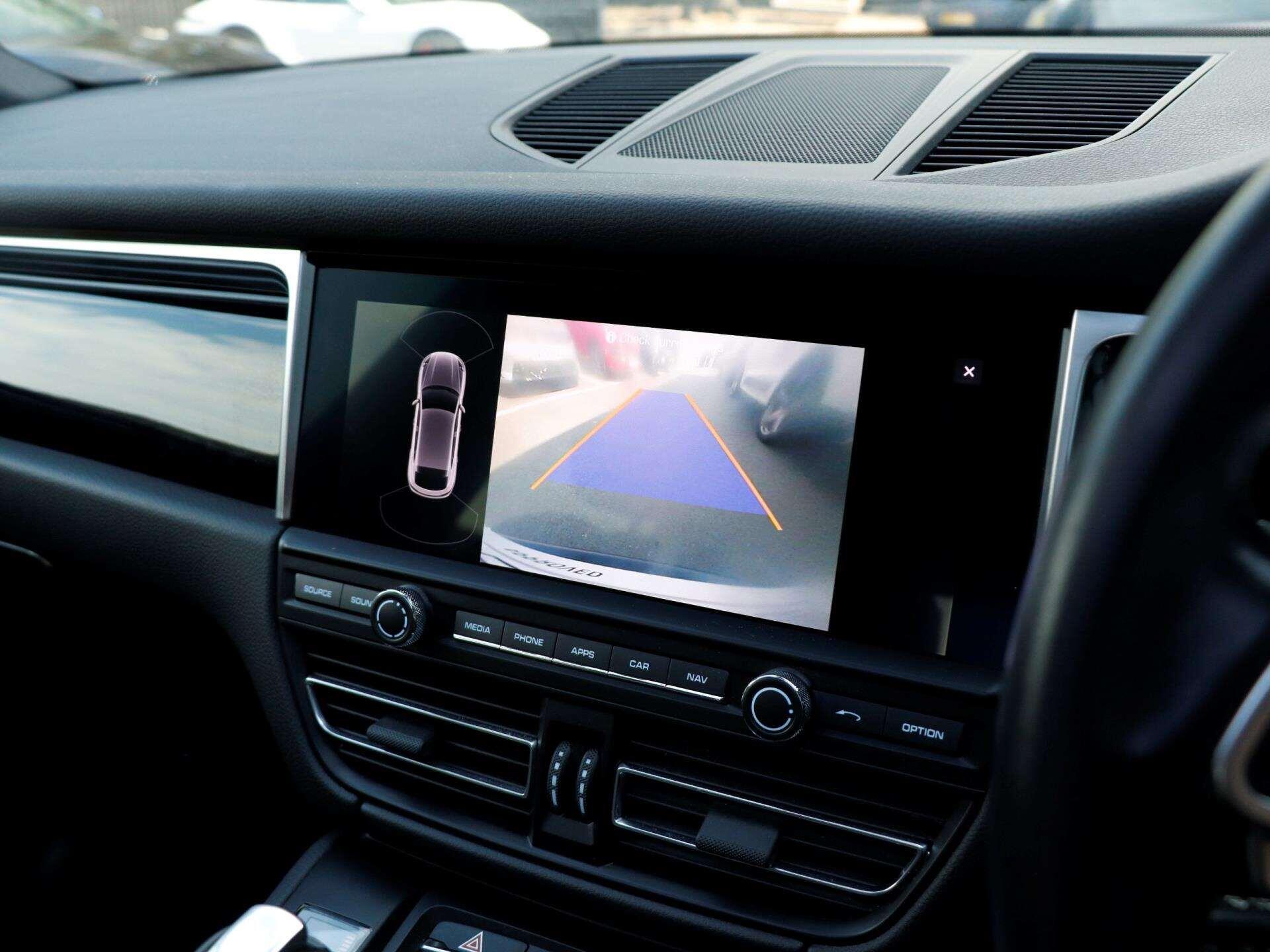 Porsche Macan view 15