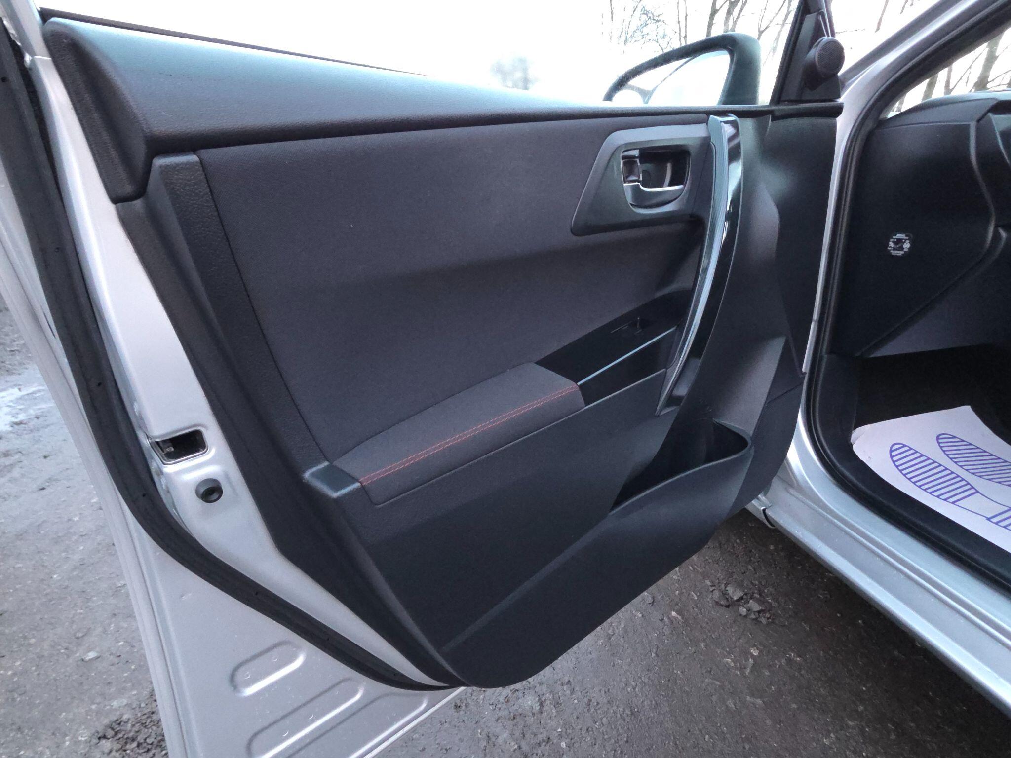 2013 Toyota Auris image 34