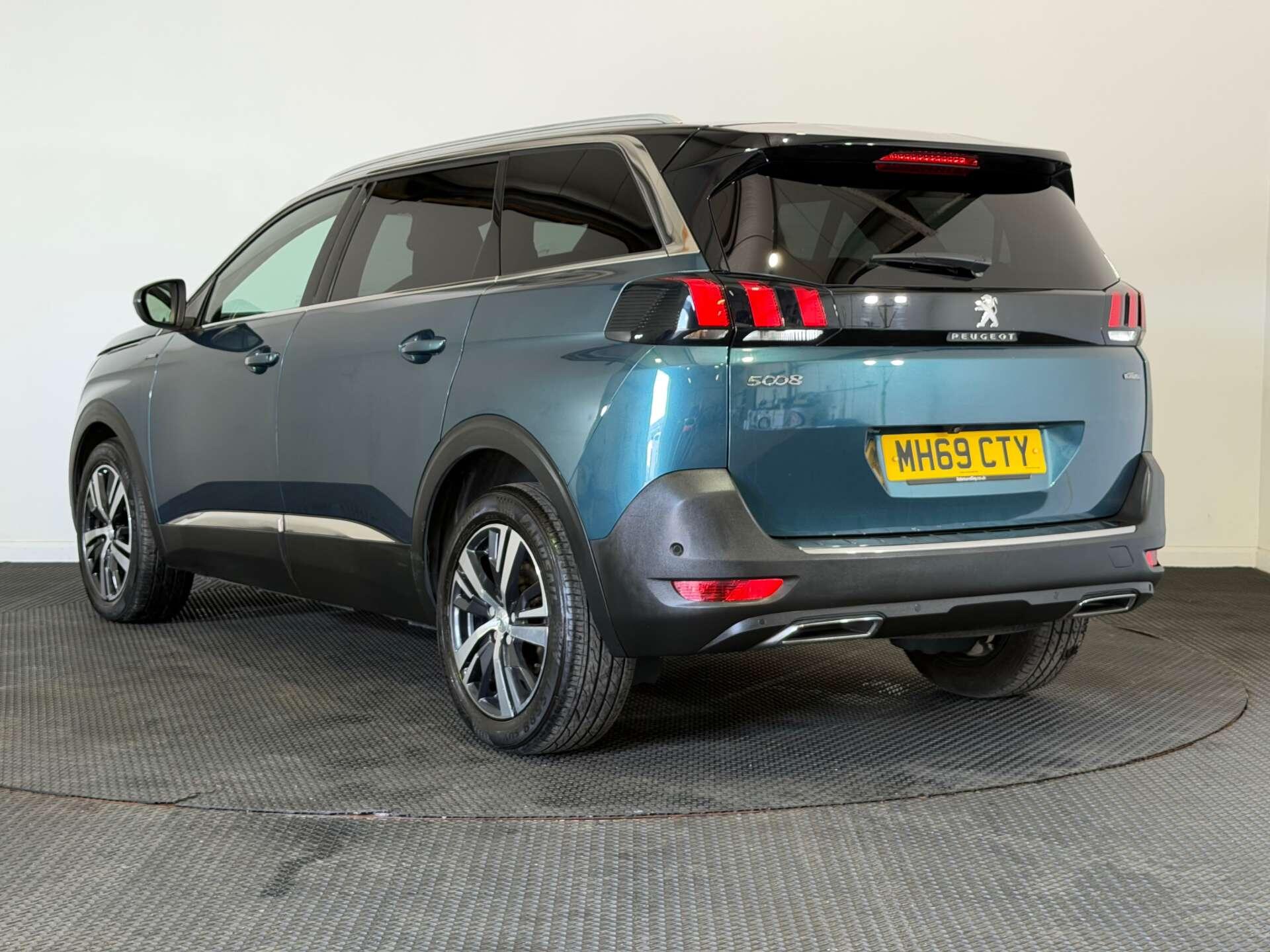 Peugeot 5008 view 5