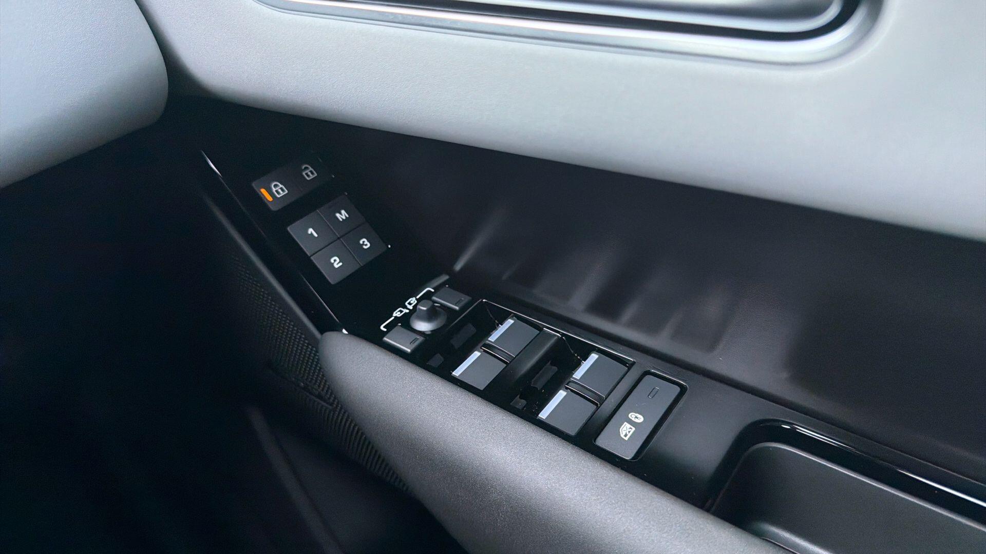 Land Rover Range Rover Velar view 17