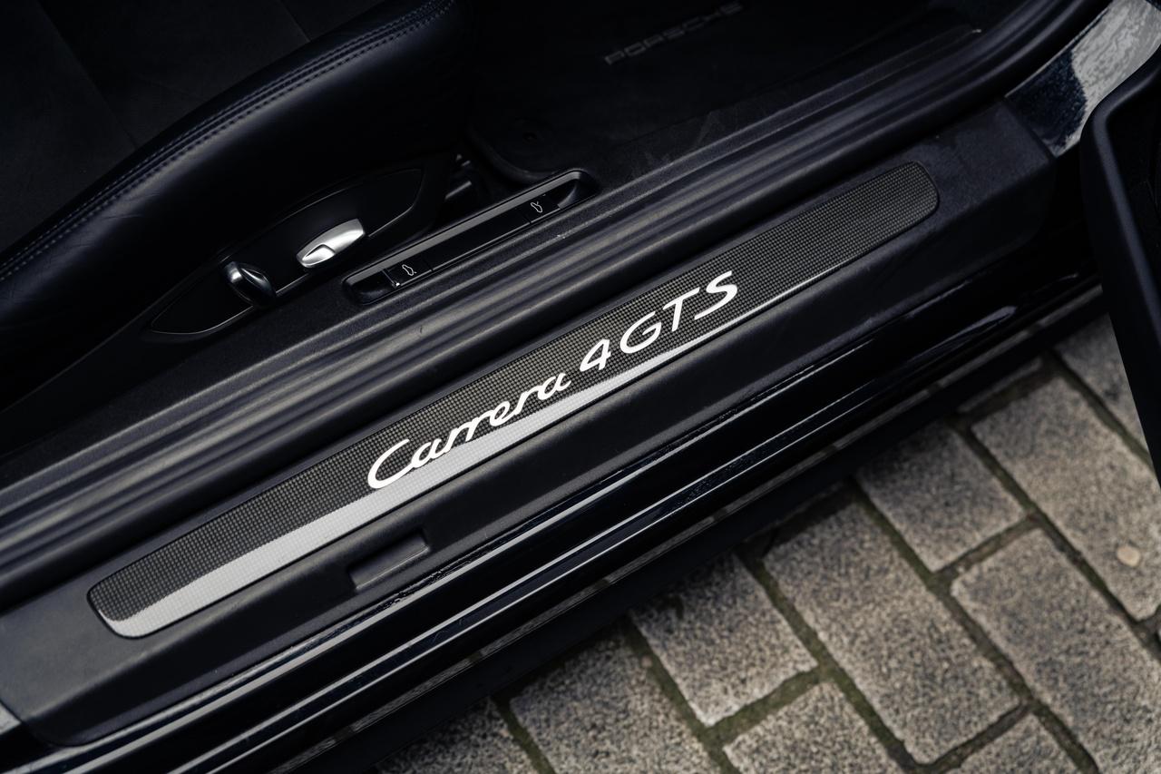 Porsche 911 view 12