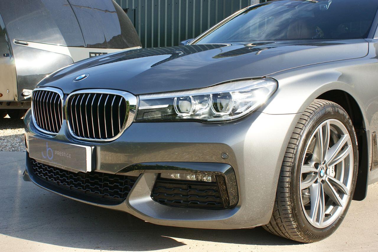 BMW 7 Series view 26