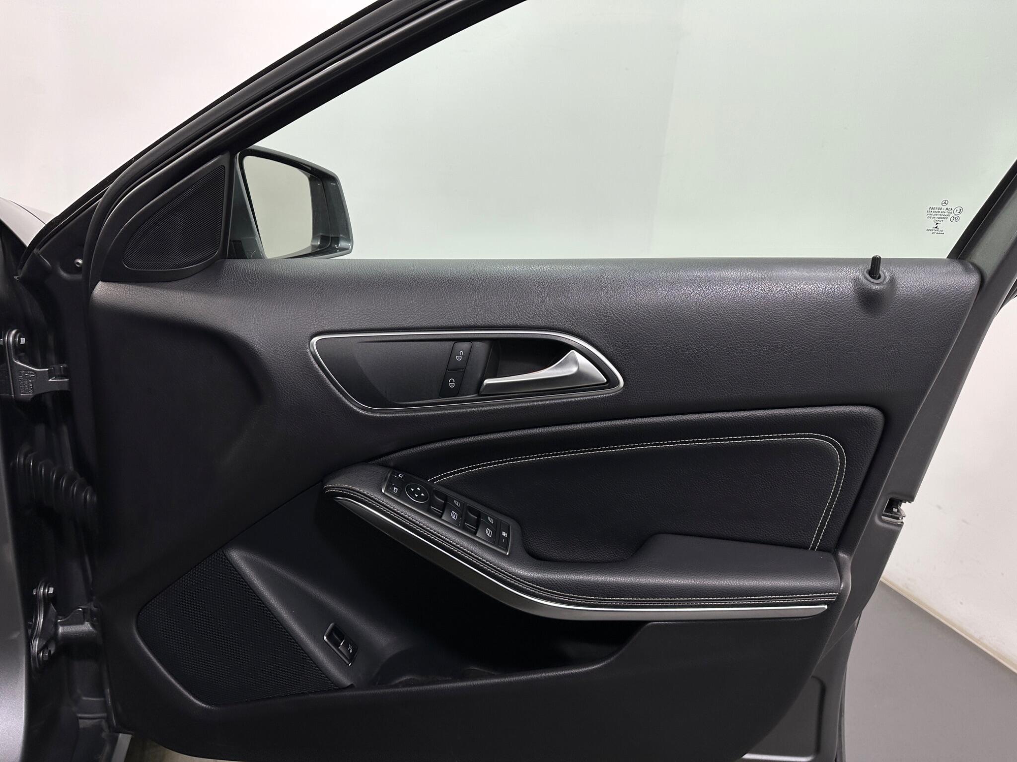 Mercedes-Benz Gla view 35