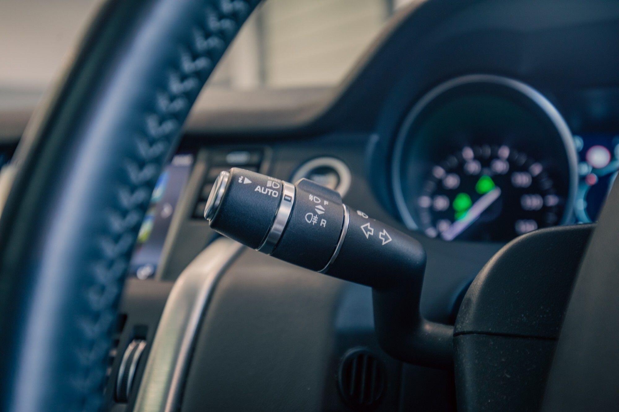 Land Rover Discovery Sport view 12