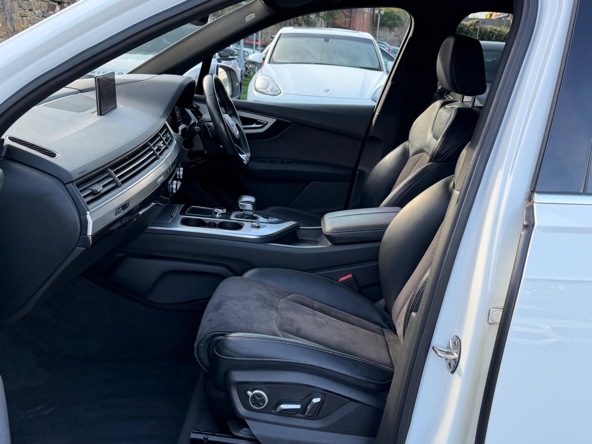 Audi Q7 view 14
