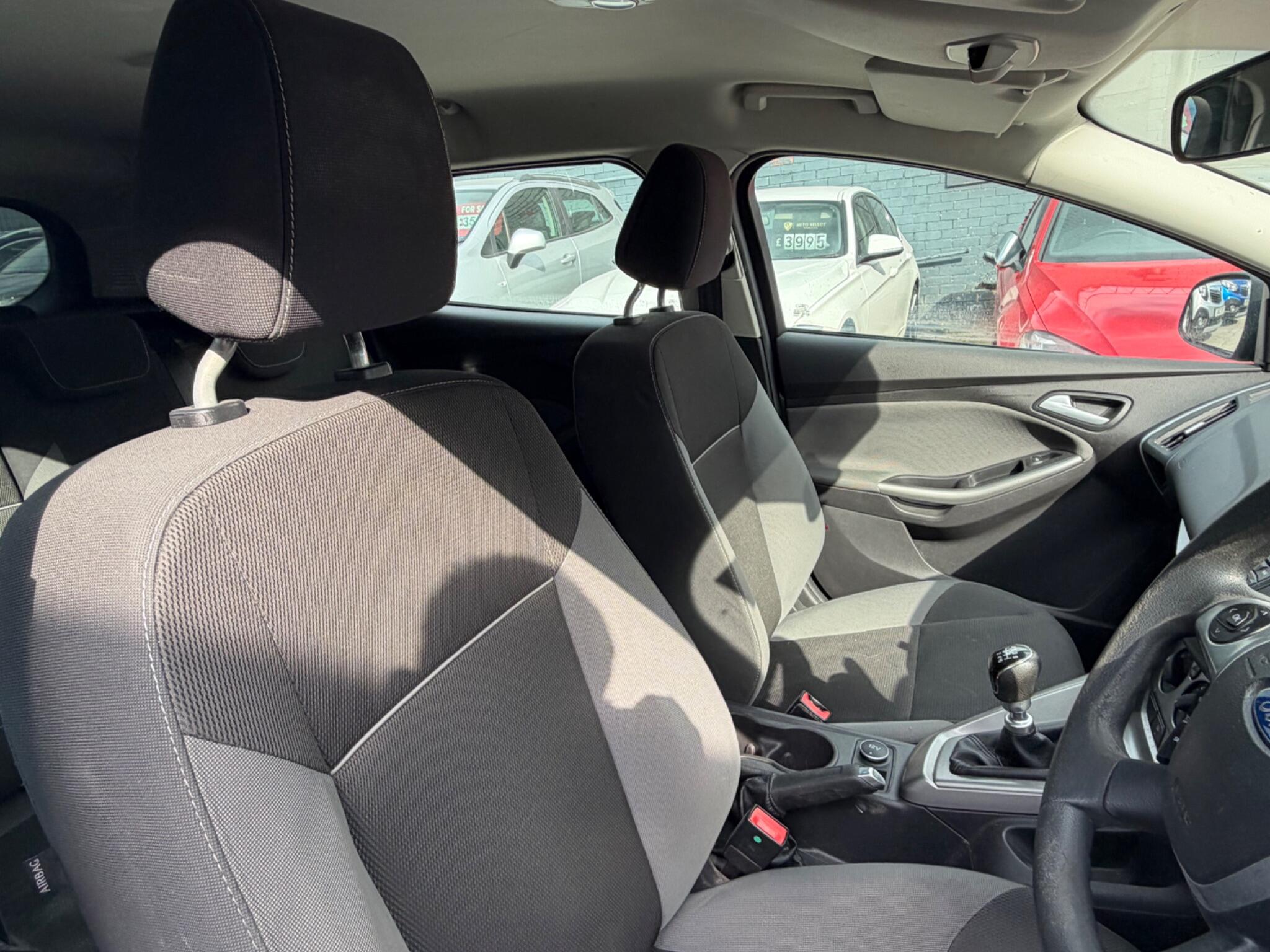 Ford Focus view 12