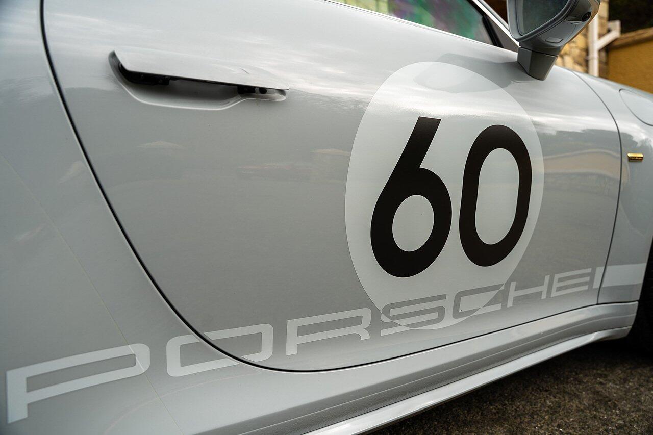 Porsche 911 view 6