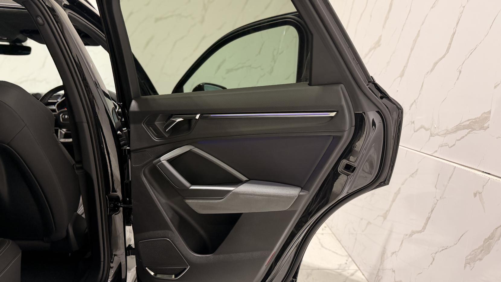 Audi Q3 view 26