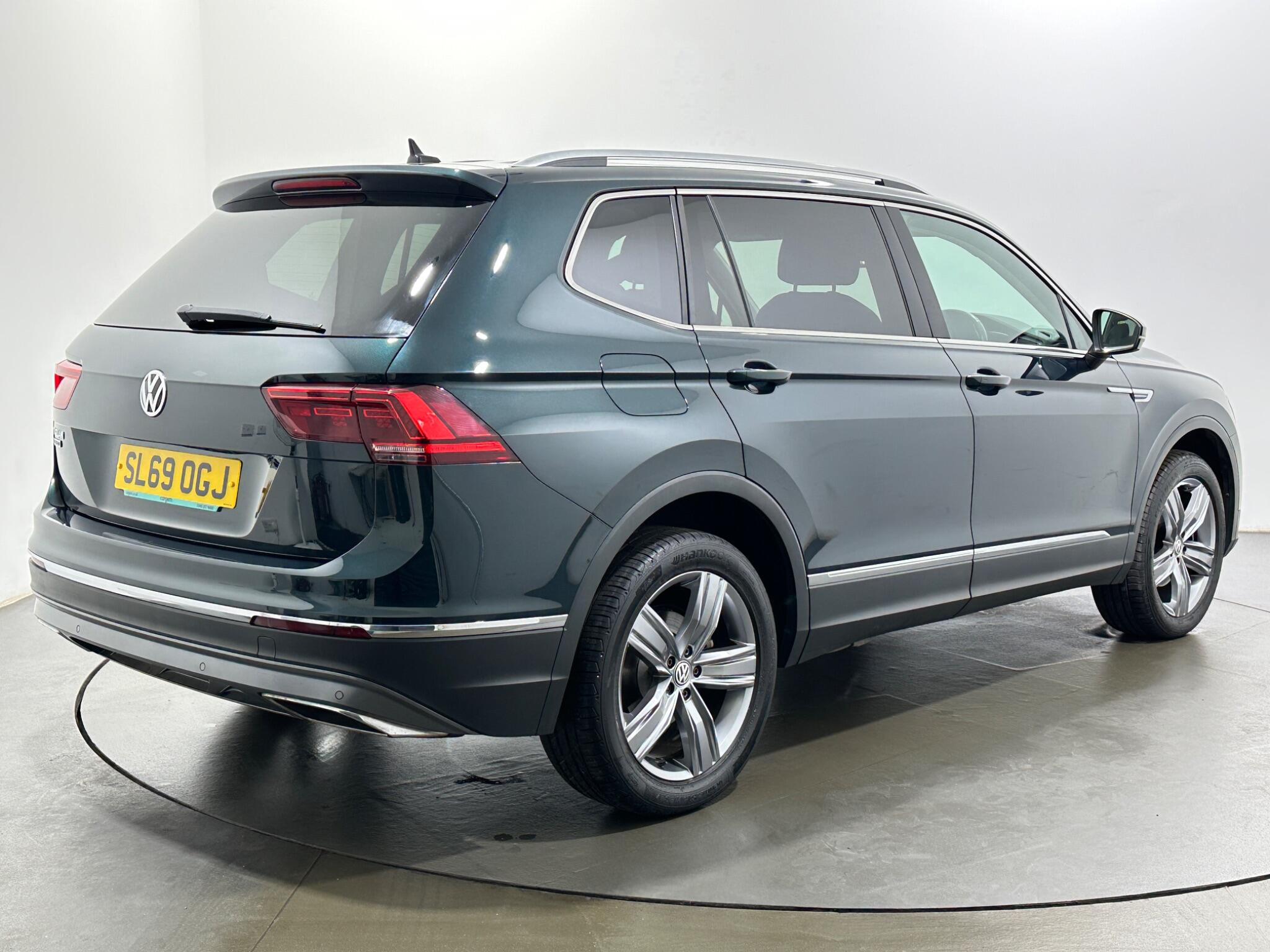Volkswagen Tiguan Allspace view 8