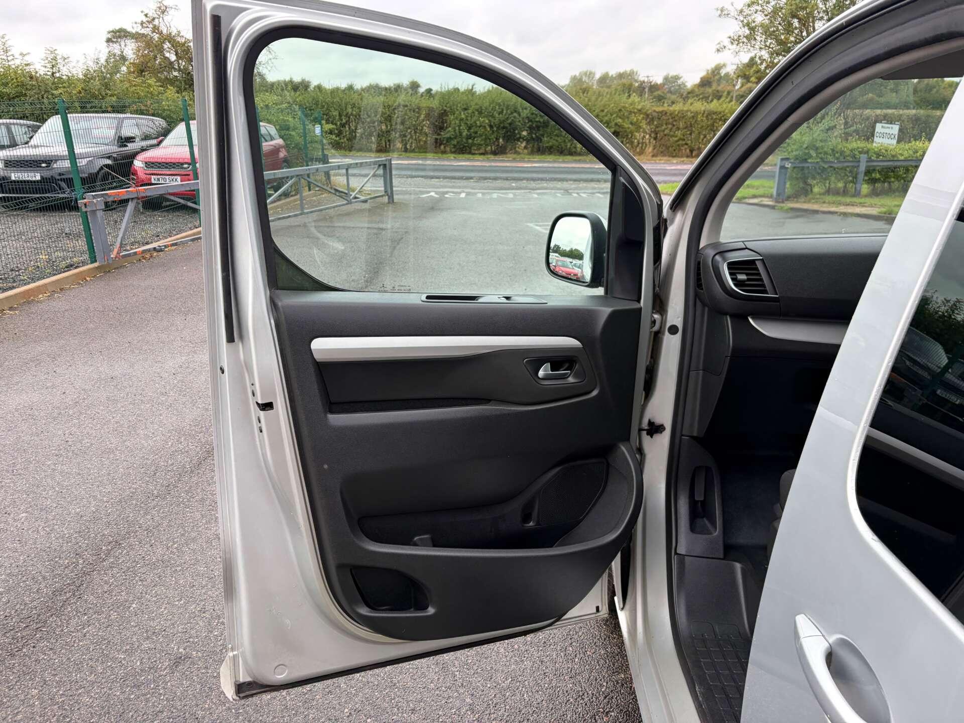 Peugeot Traveller view 14