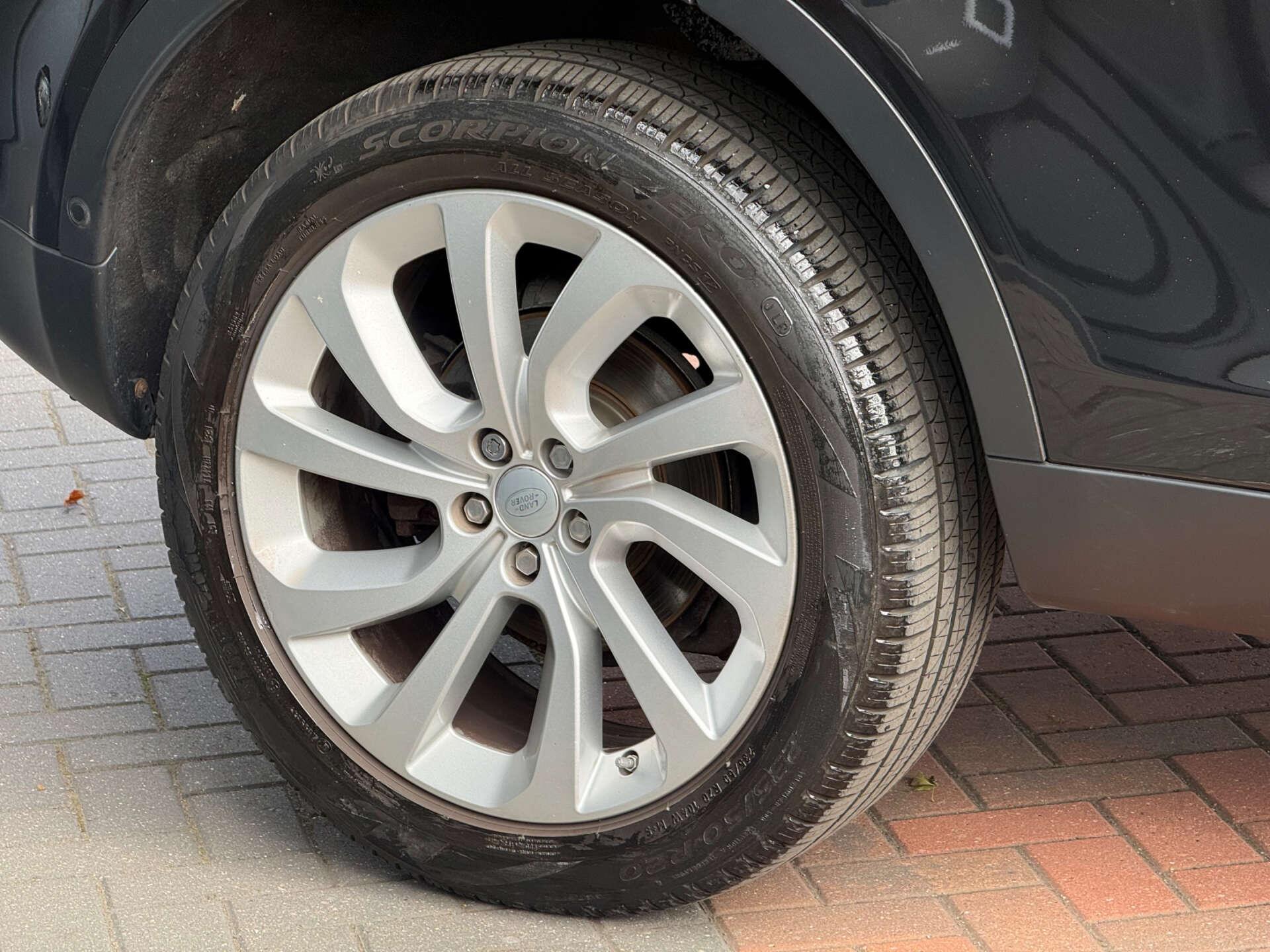 Land Rover Discovery Sport view 16