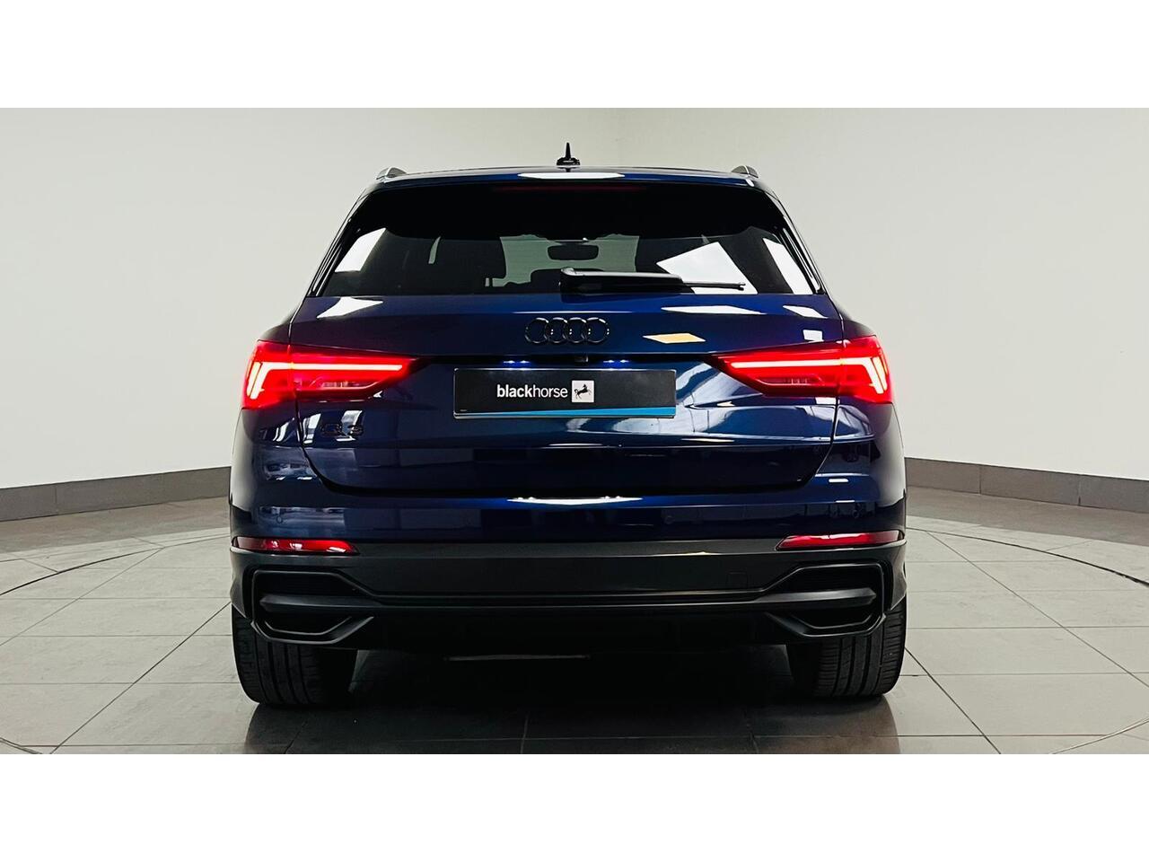 Audi Q3 view 7