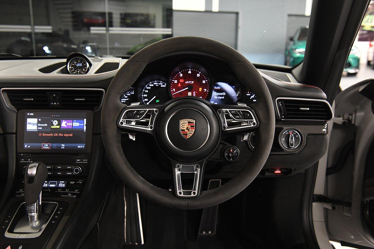 Porsche 911 view 21