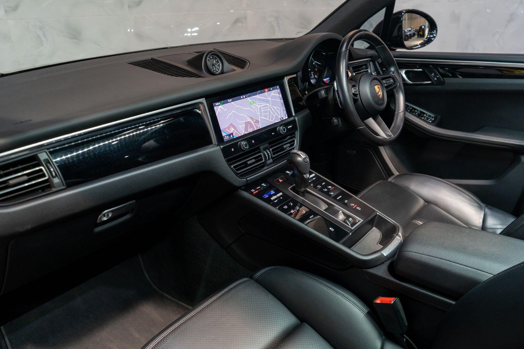 Porsche Macan view 11