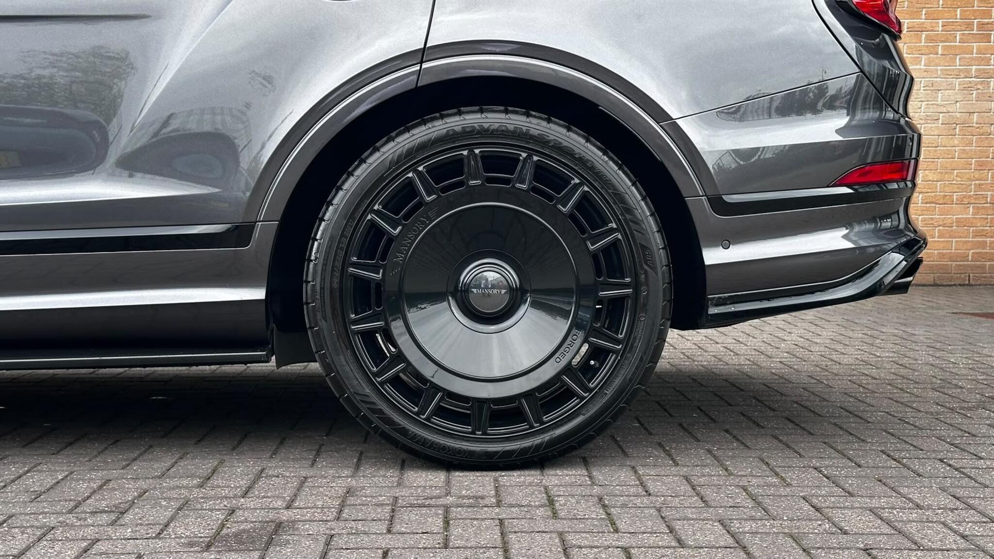 Bentley Bentayga view 18