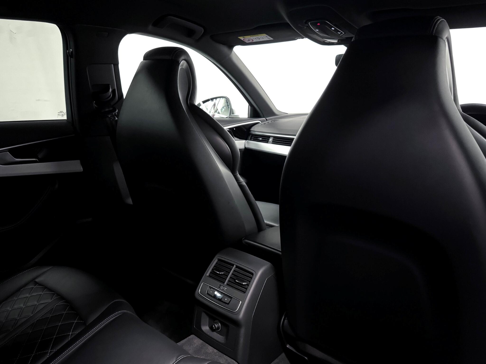 Audi S4 view 9