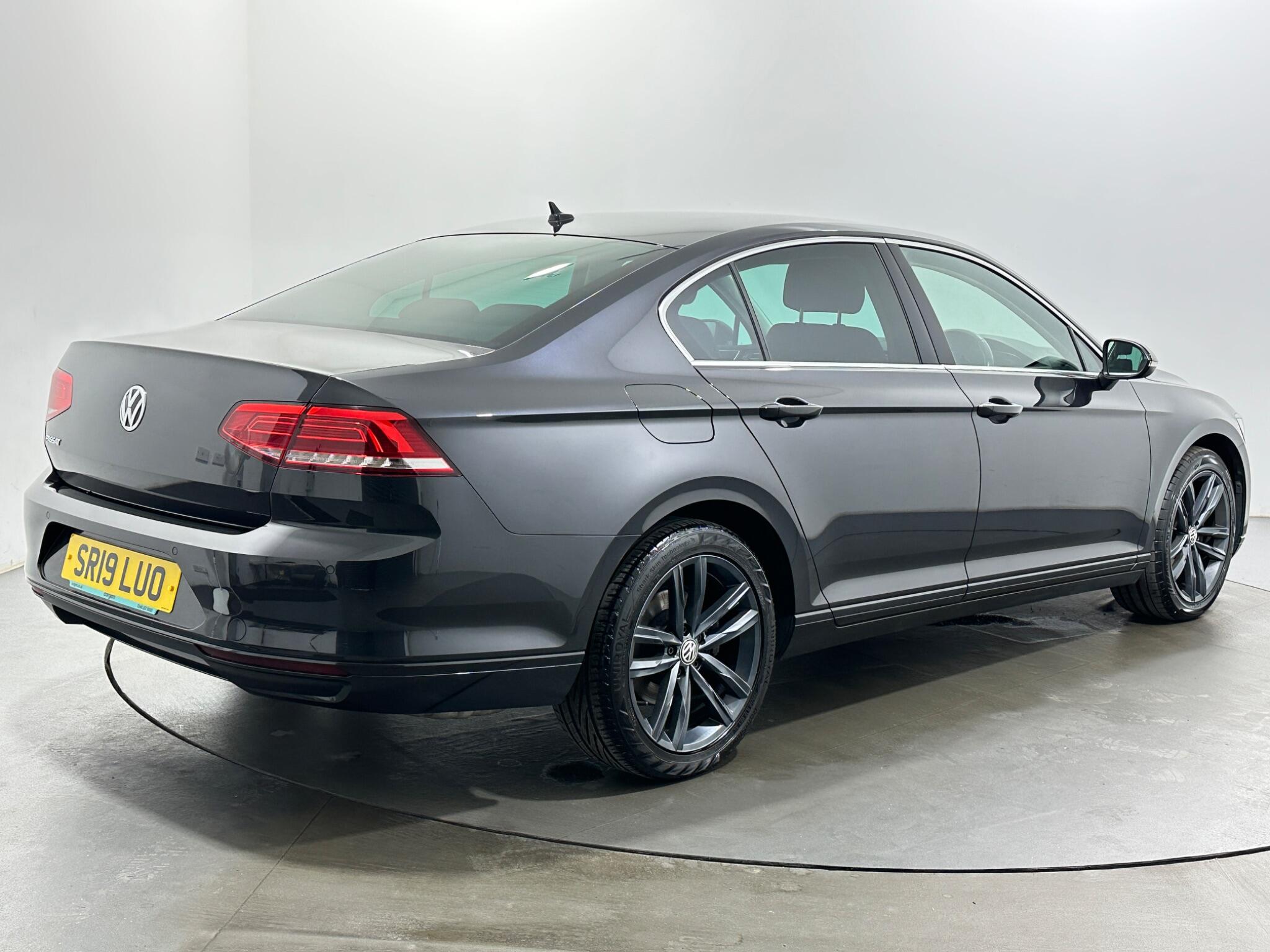 Volkswagen Passat view 8