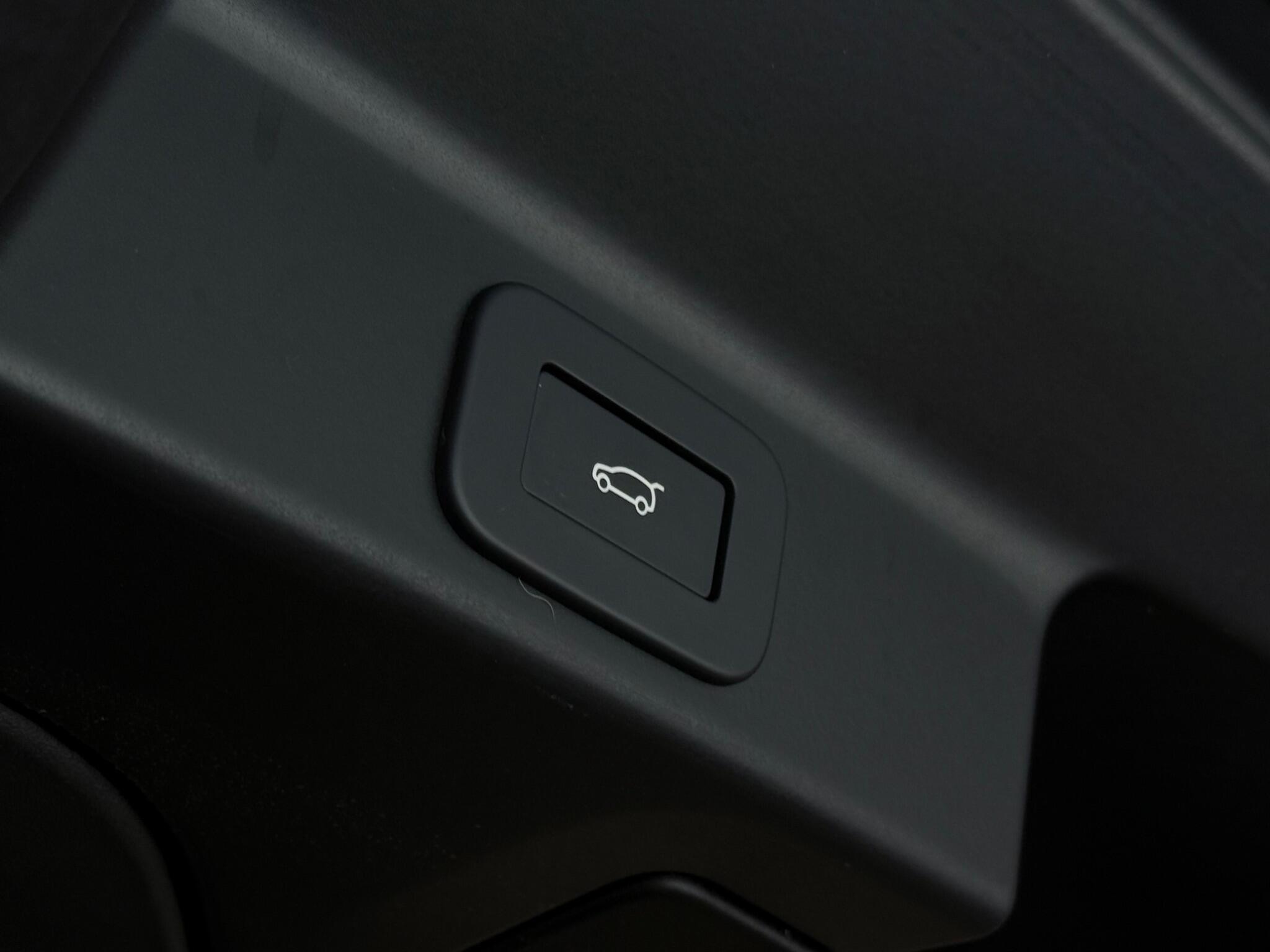 Jaguar F-Pace view 11