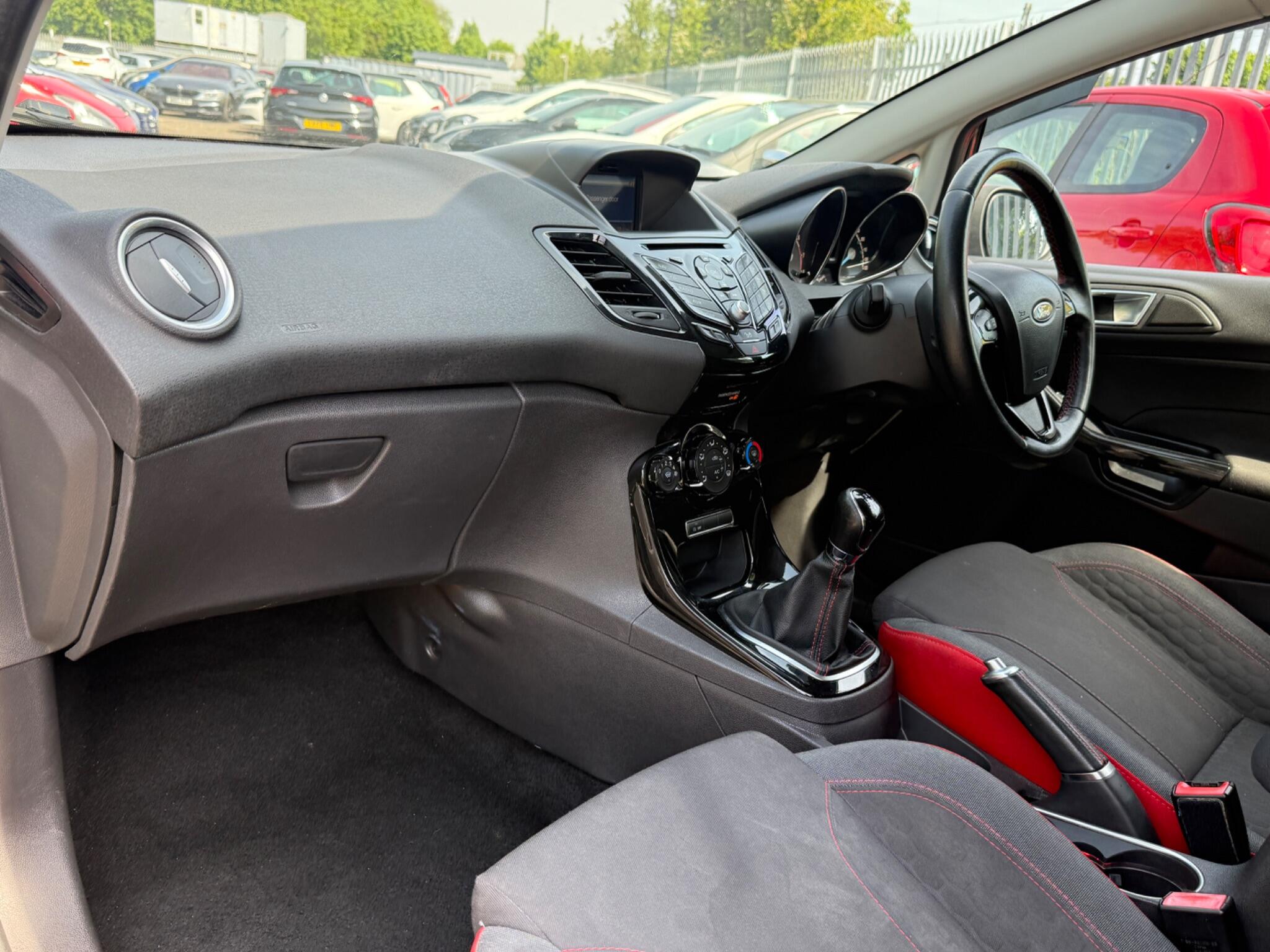 2016 Ford Fiesta image 18