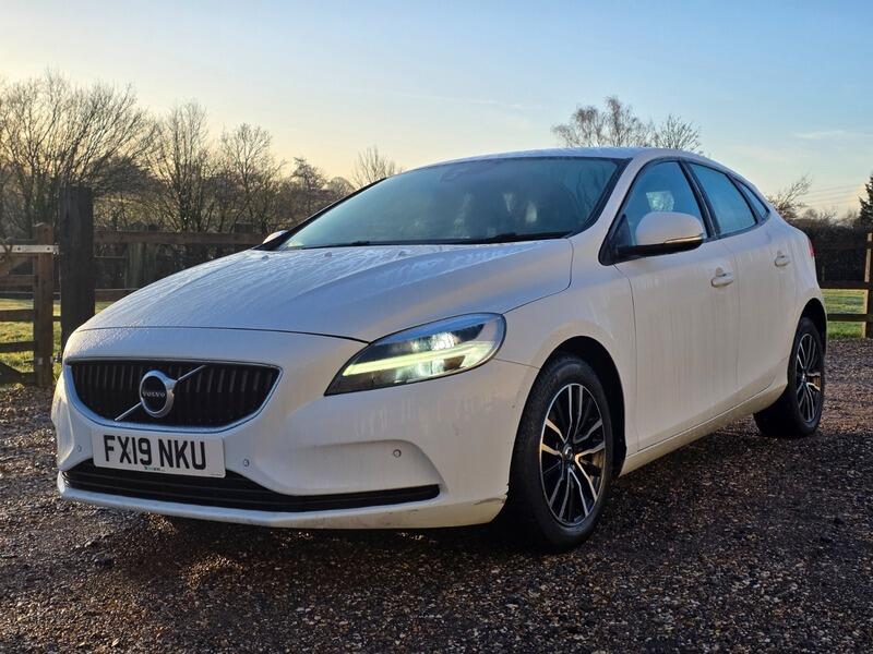 2019 Volvo V40 2.0 T2 R-Design Edition Euro 6 (s/s) 5dr • 129,000 miles image 14