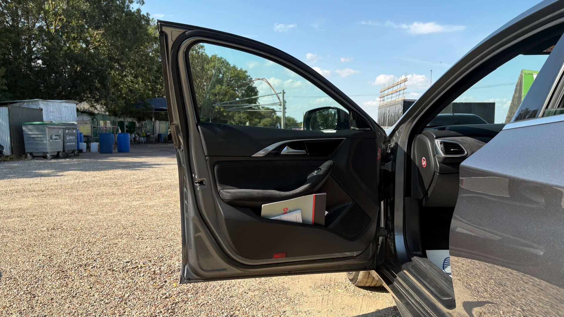 Infiniti Q30 view 32