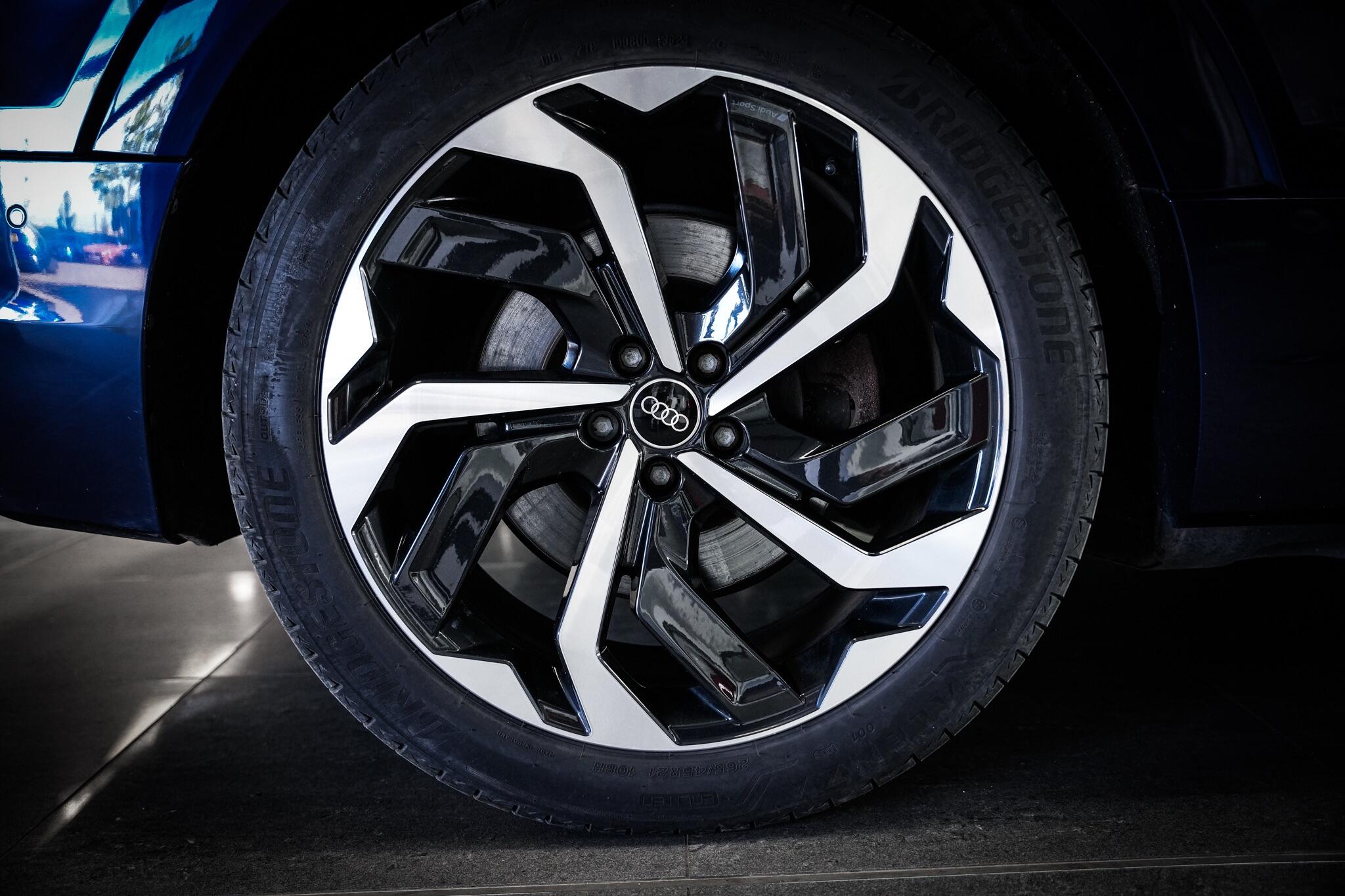 Audi E-Tron view 27
