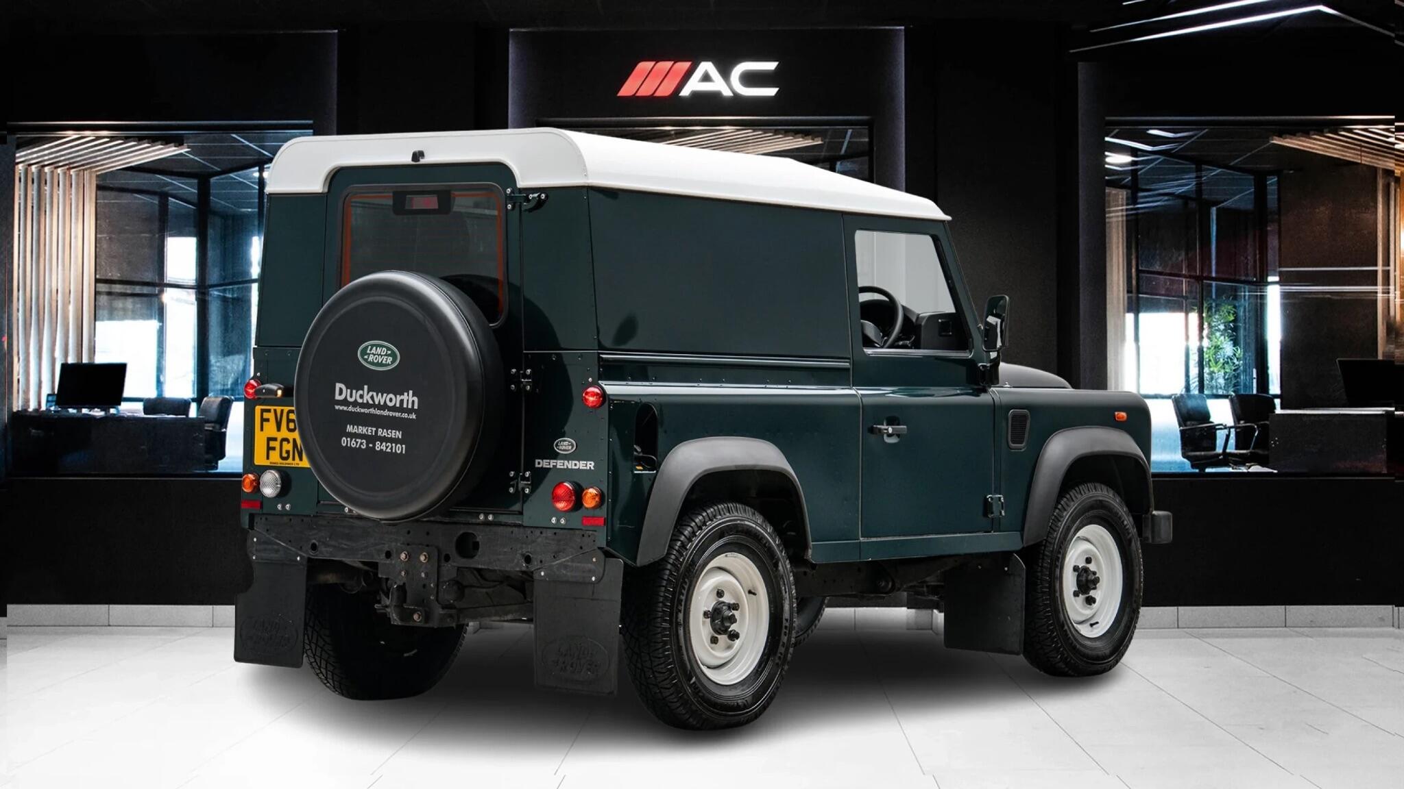 Land Rover Defender 90 view 6