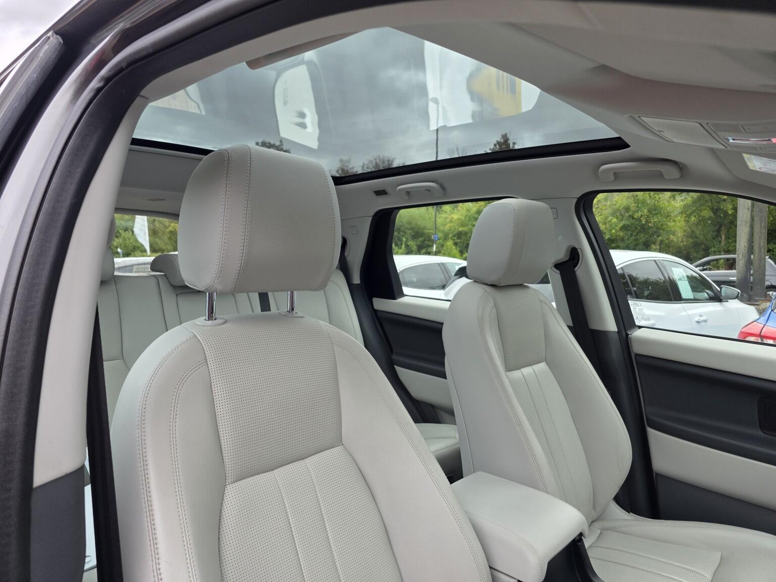 Land Rover Discovery Sport view 13
