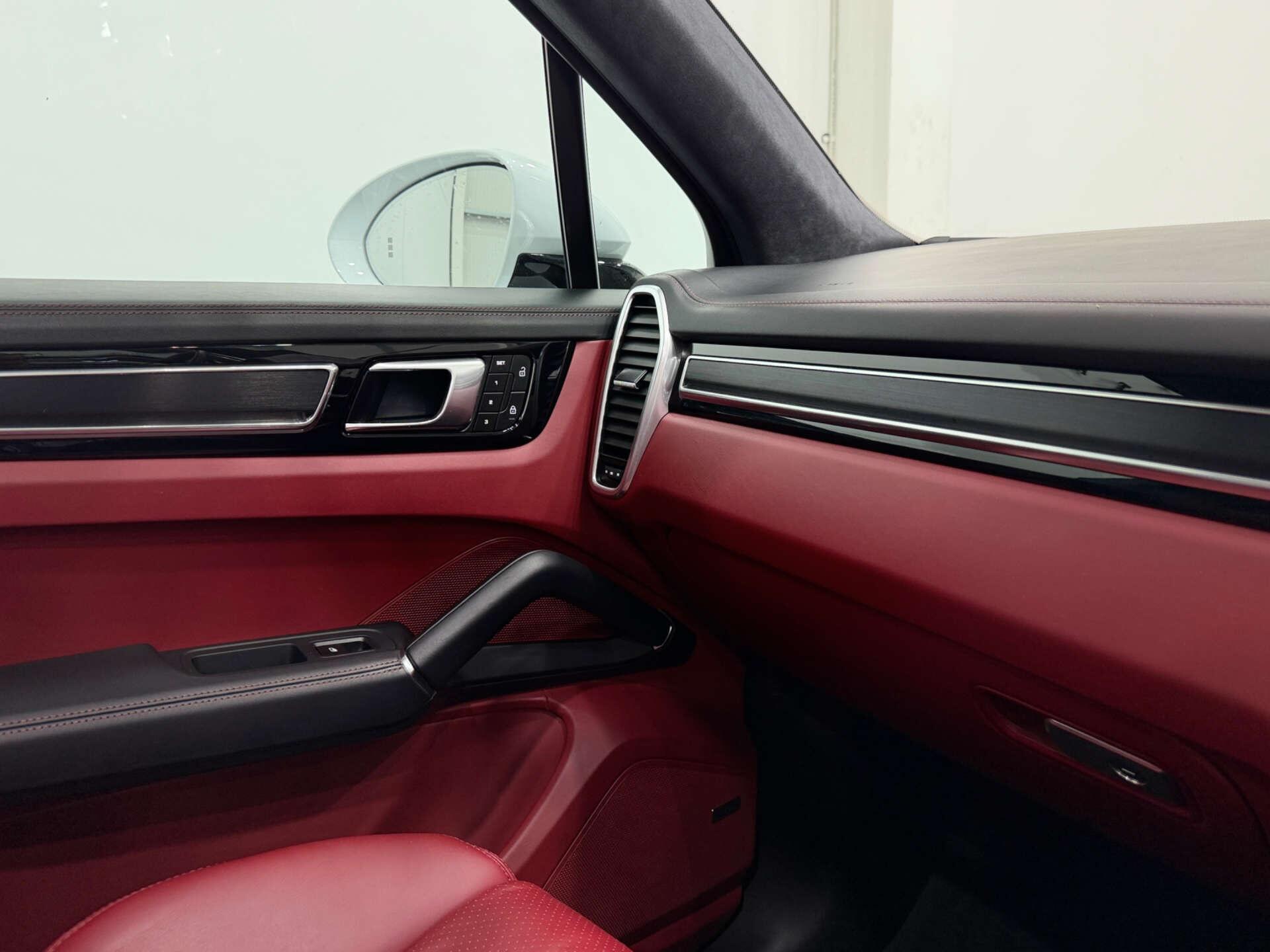 Porsche Cayenne view 38