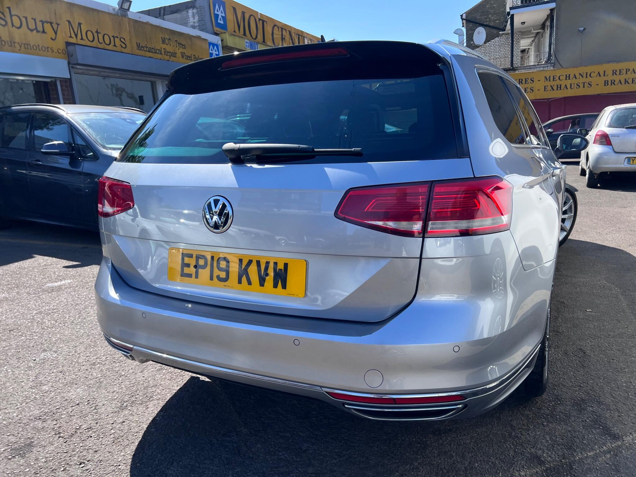 Volkswagen Passat view 11