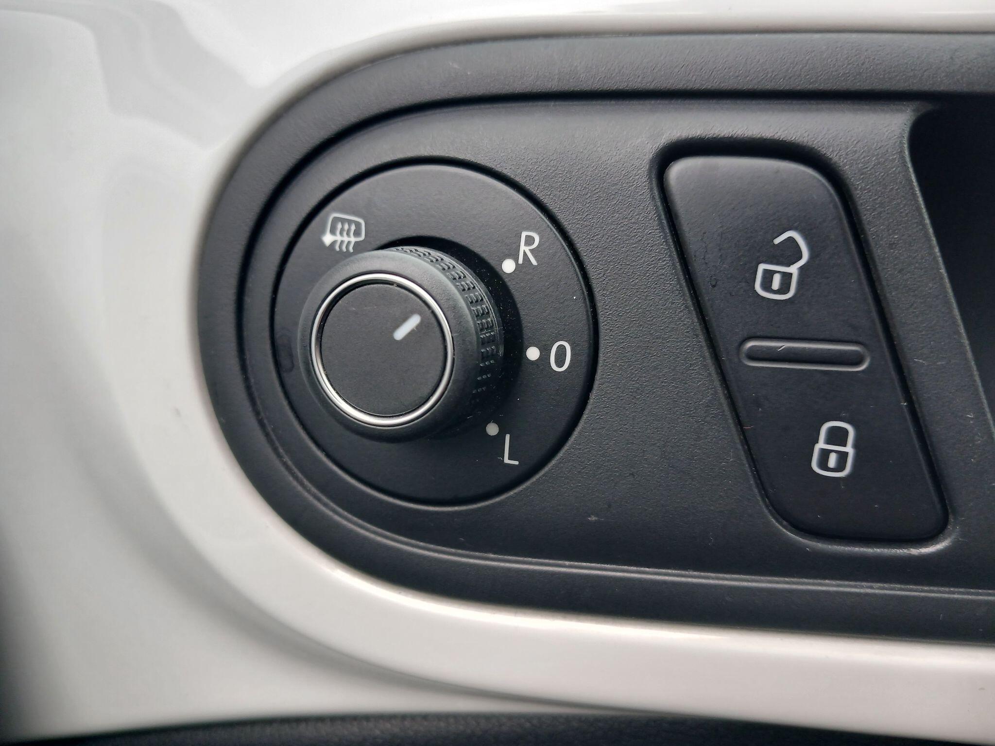 2015 Volkswagen Beetle image 24