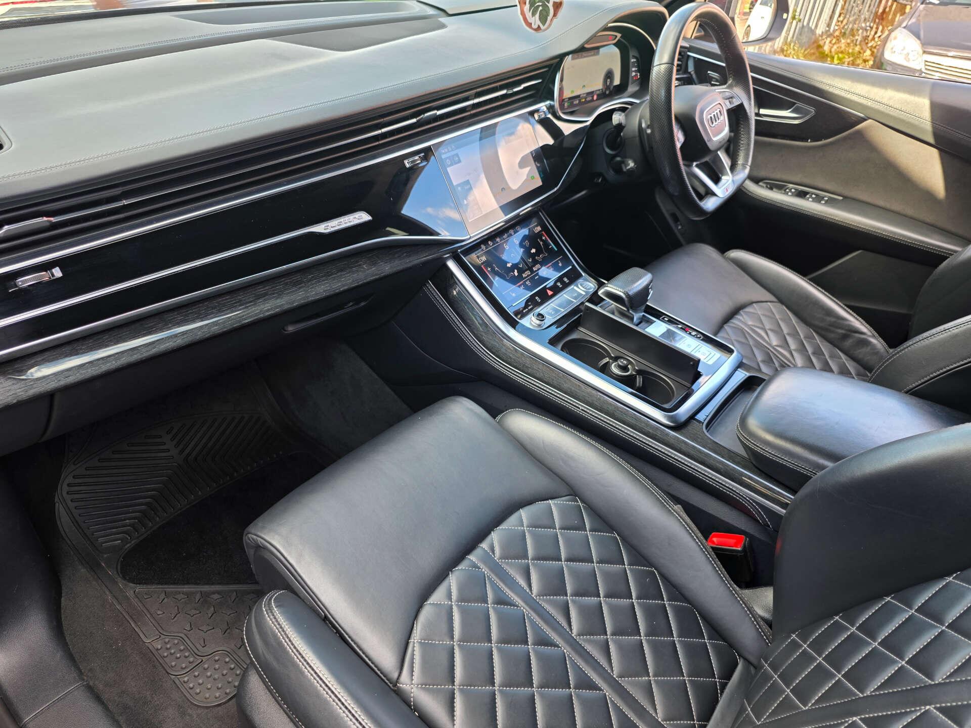 Audi Q8 view 25