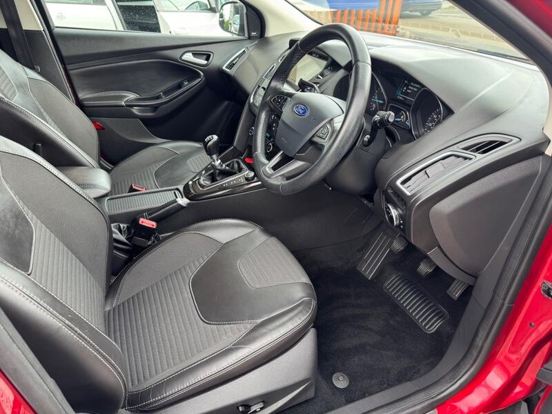 Ford Focus view 12