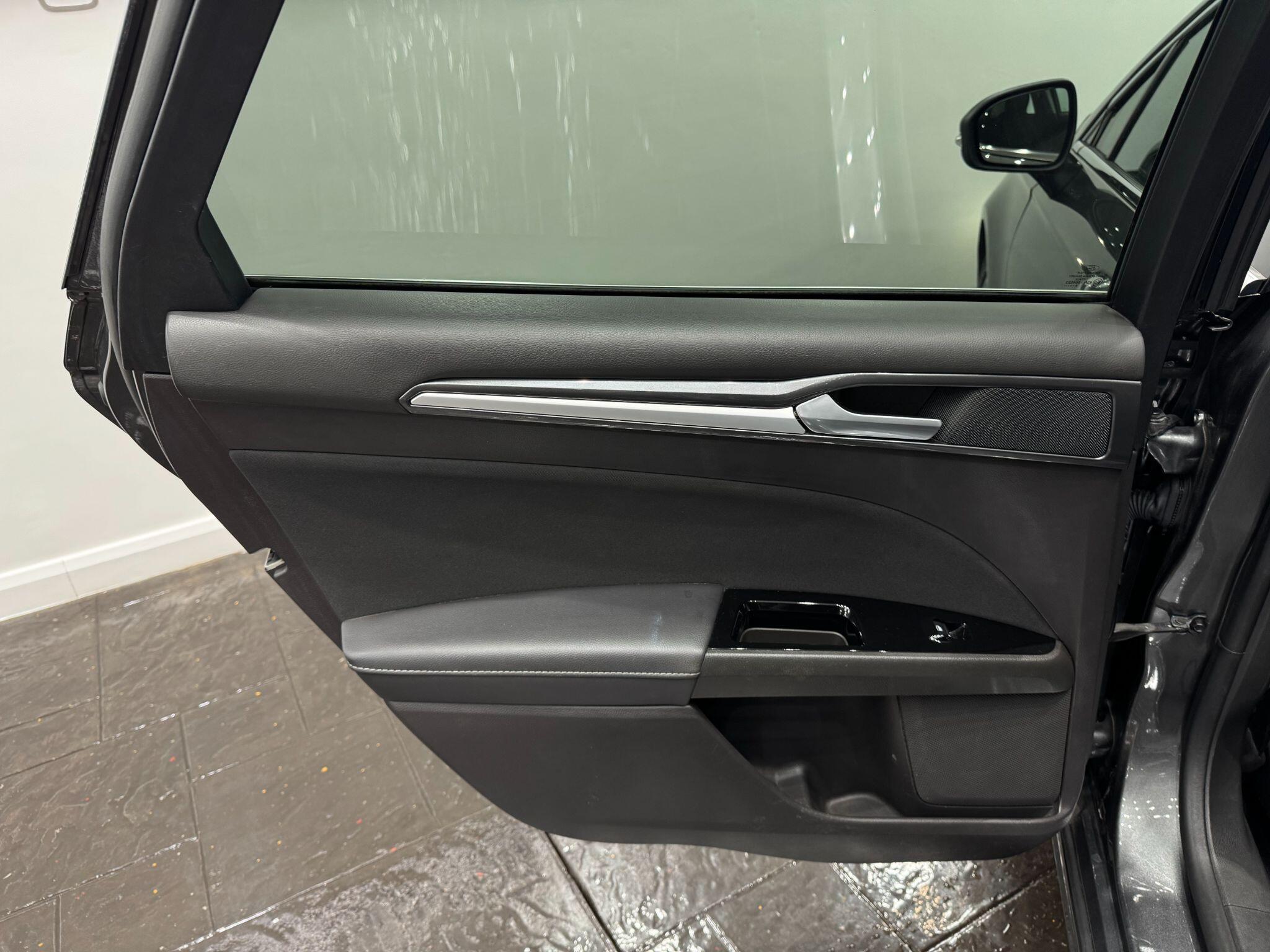 Ford Mondeo view 38