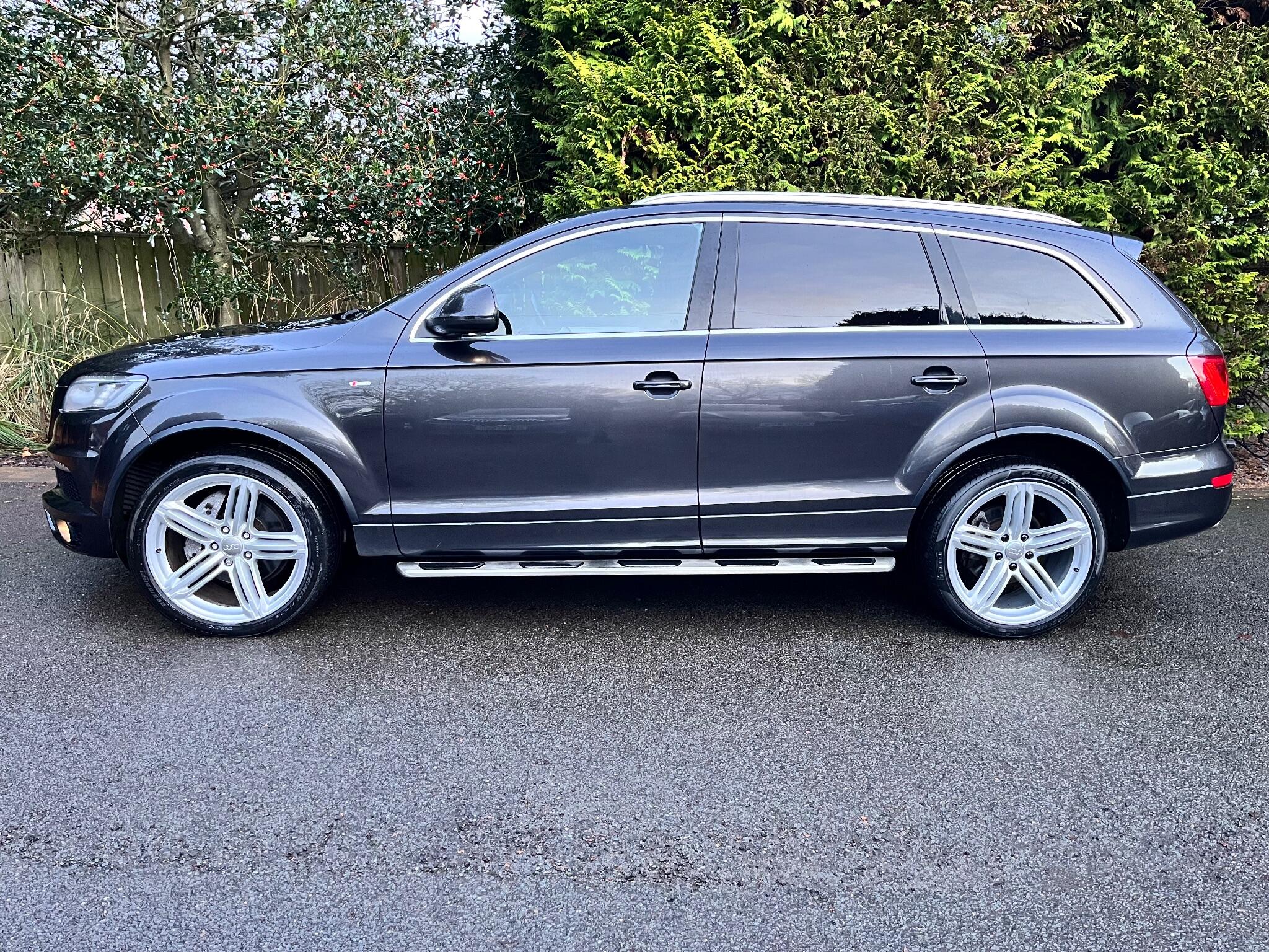 Audi Q7 view 8
