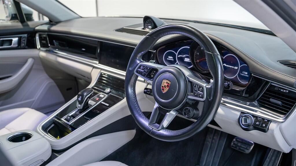 Porsche Panamera view 28