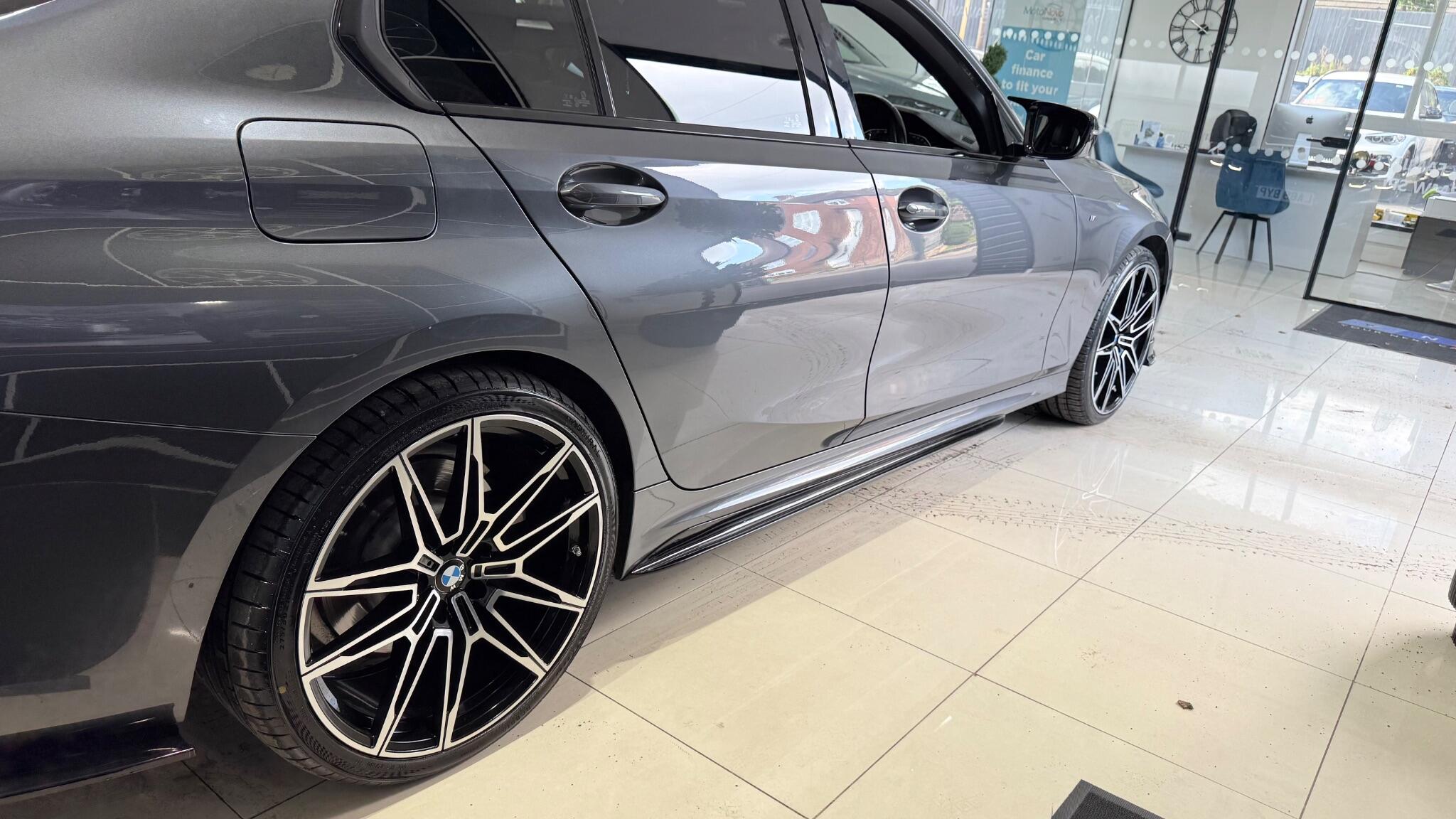 BMW 3 Series view 23