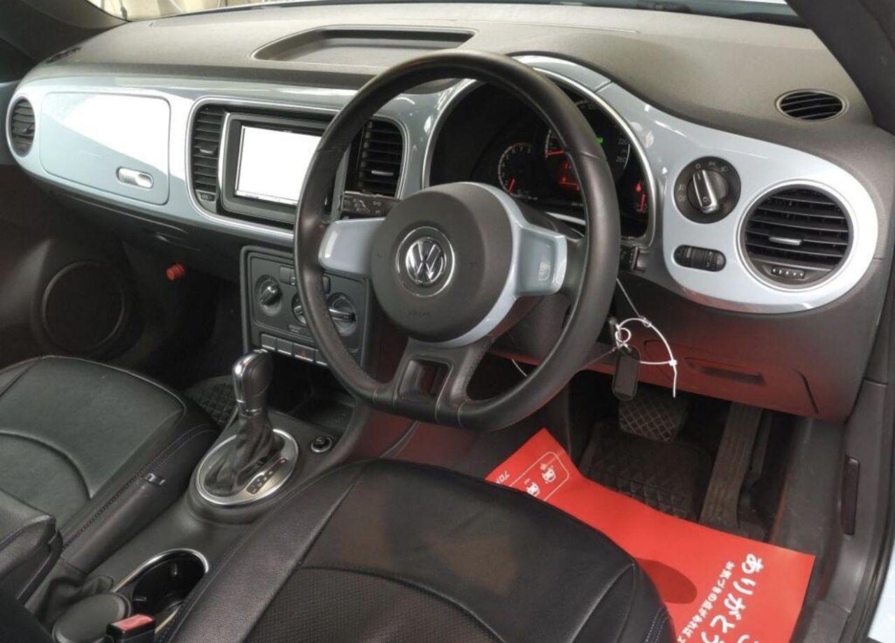 Volkswagen Beetle view 7