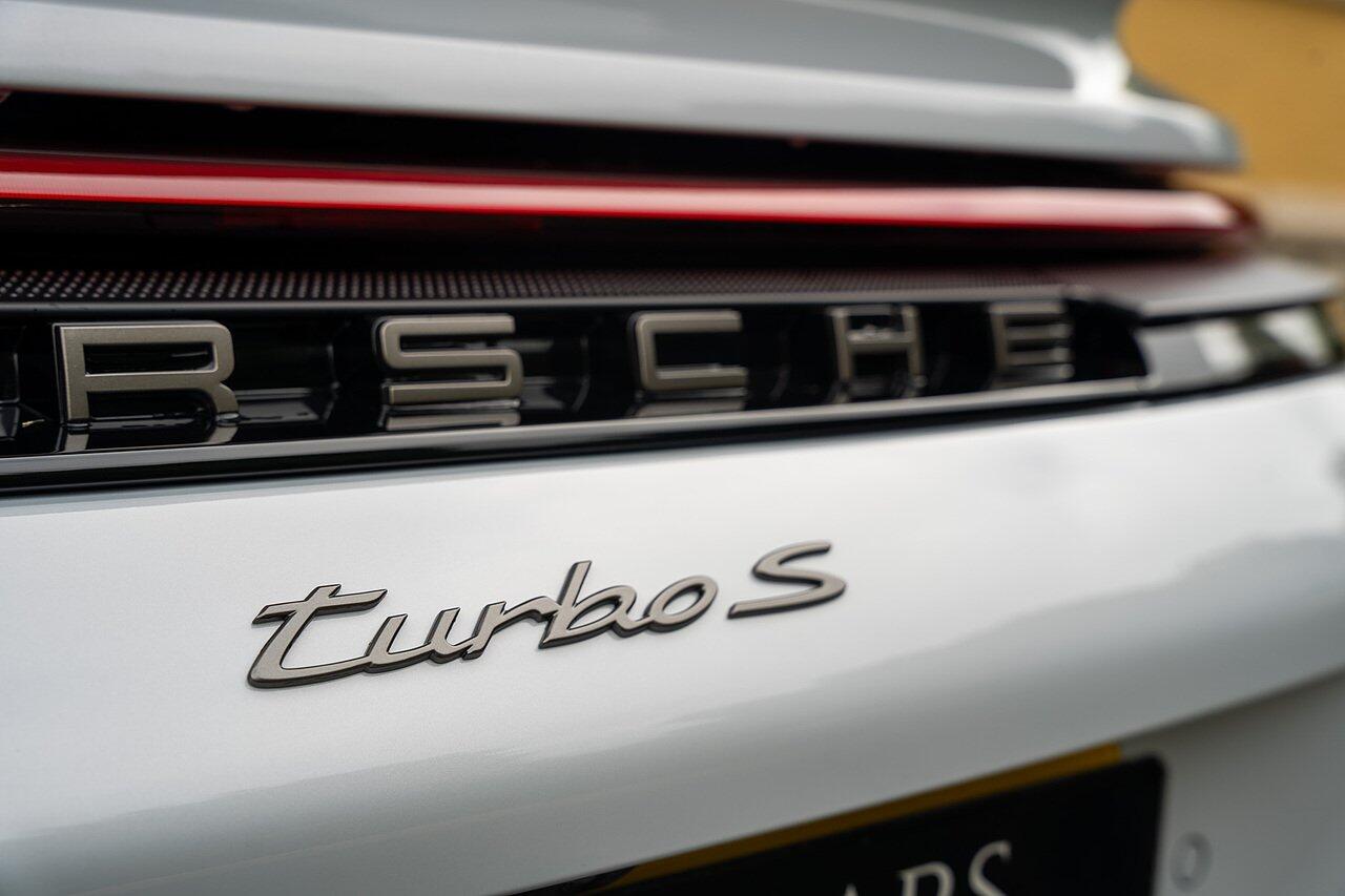 Porsche 911 view 16