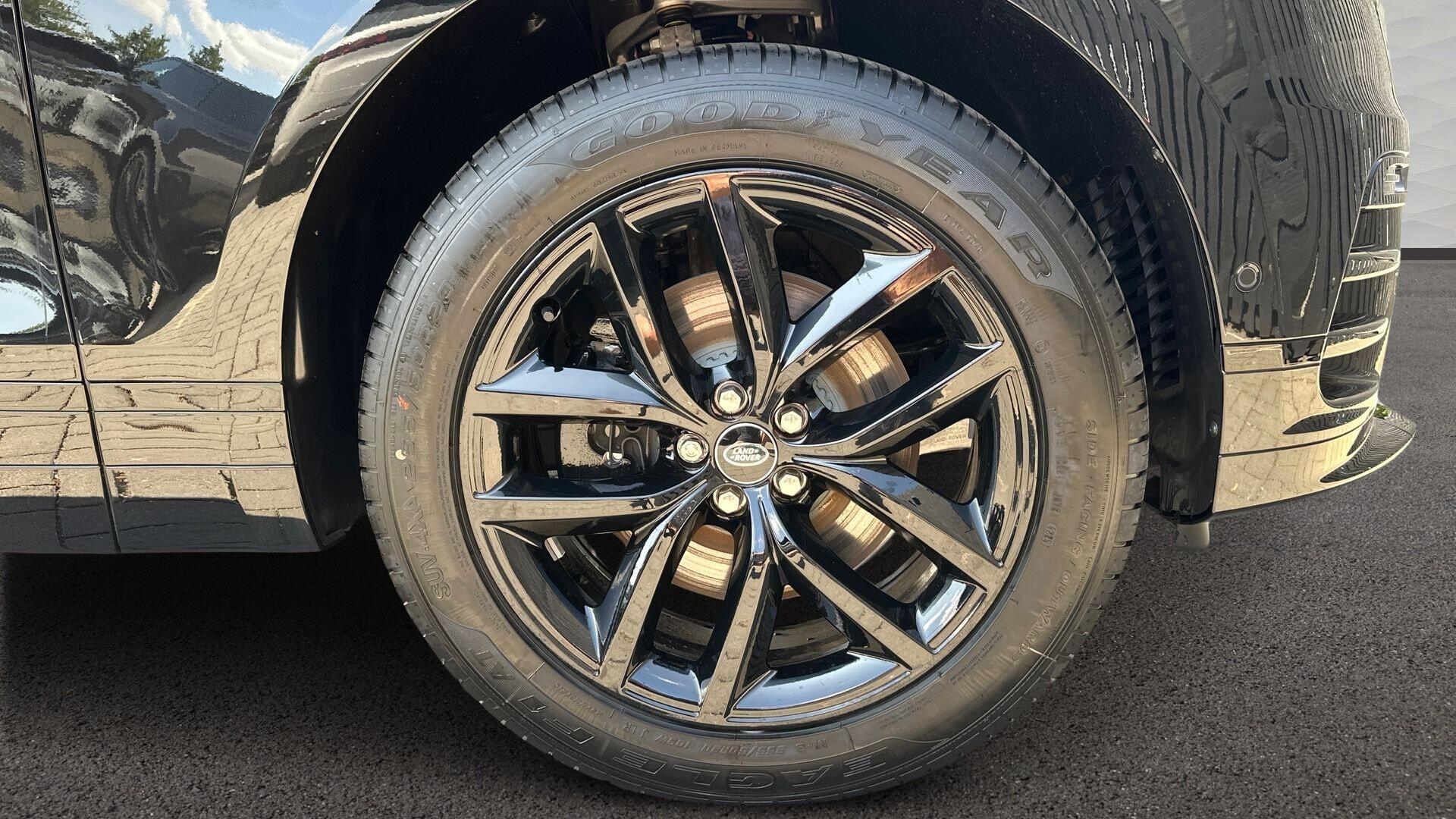 Land Rover Range Rover Velar view 9