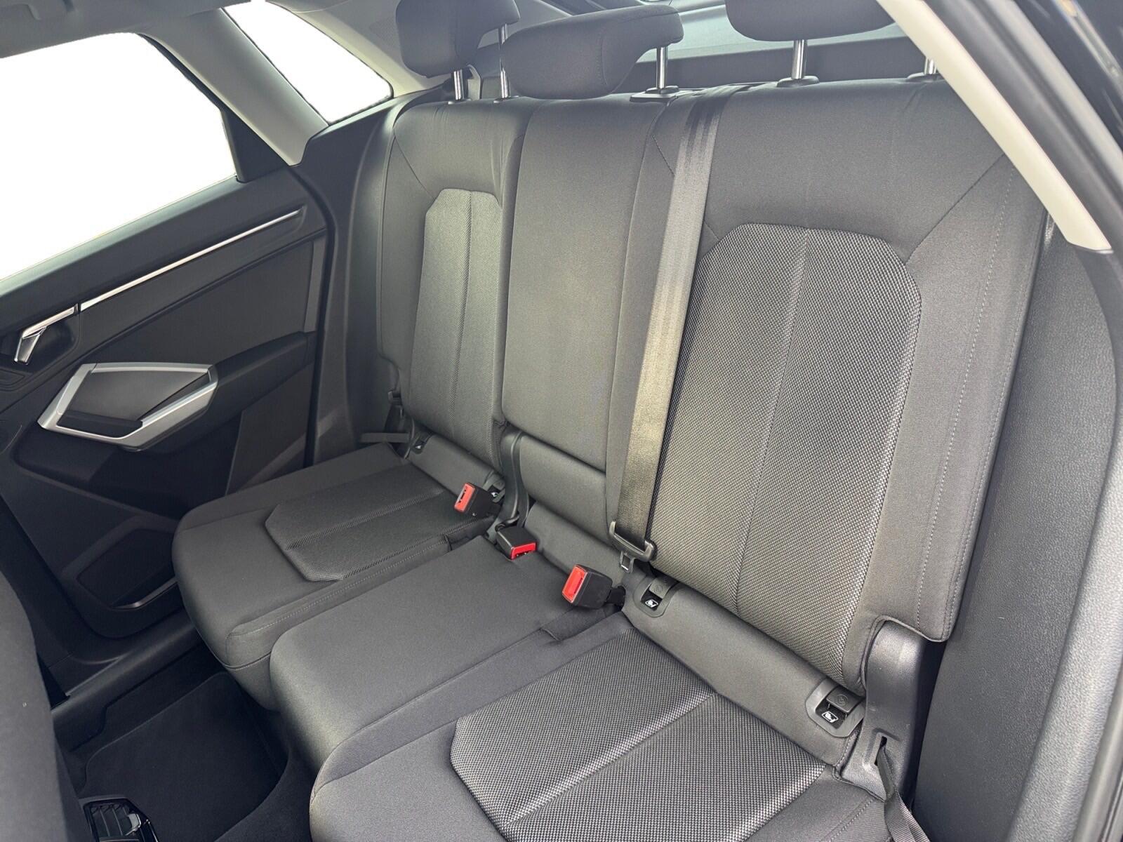 Audi Q3 view 15