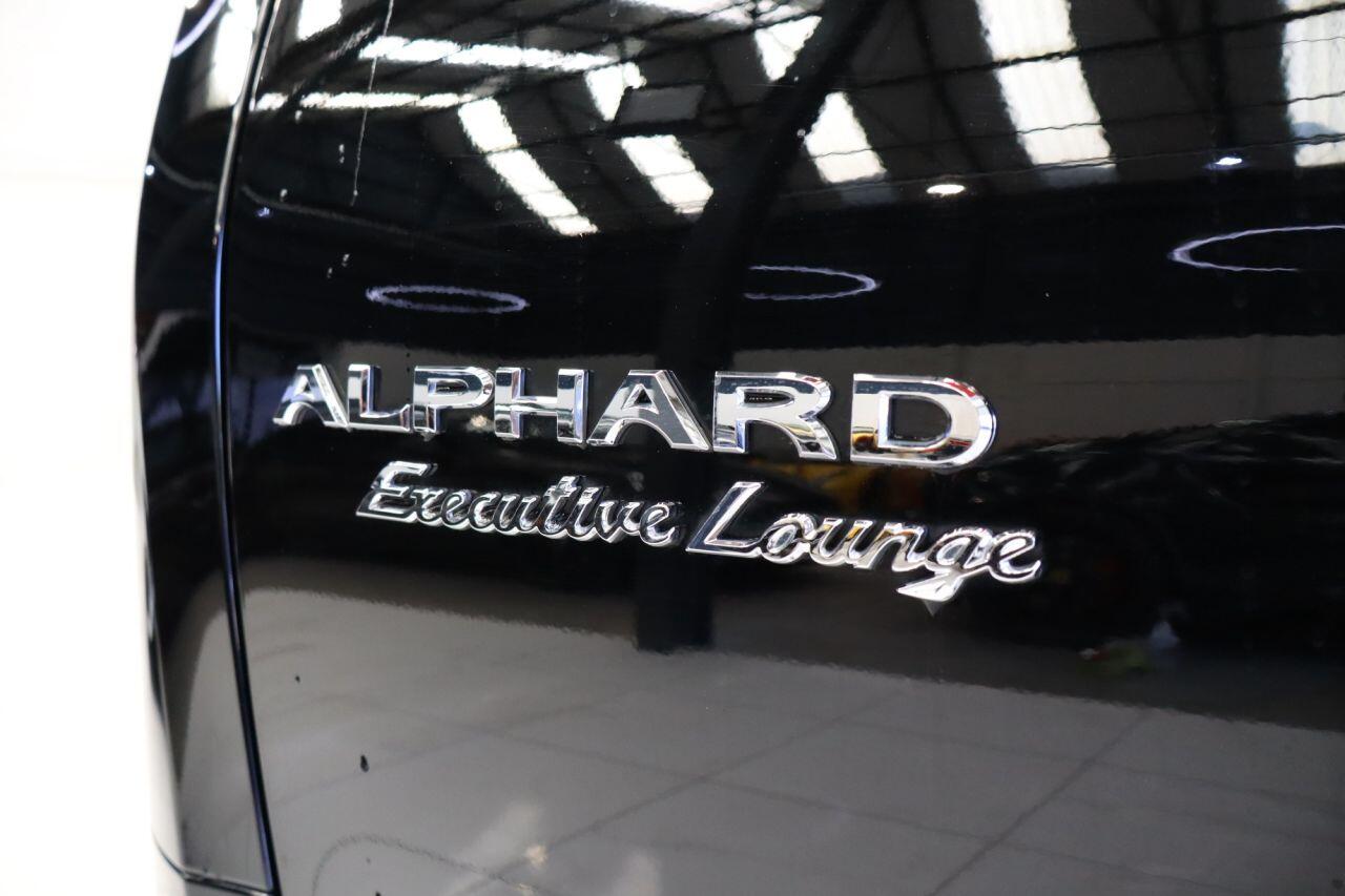 Toyota Alphard view 3