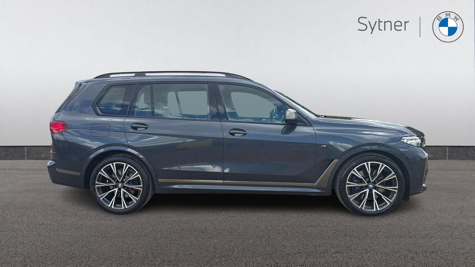 BMW X7 view 3