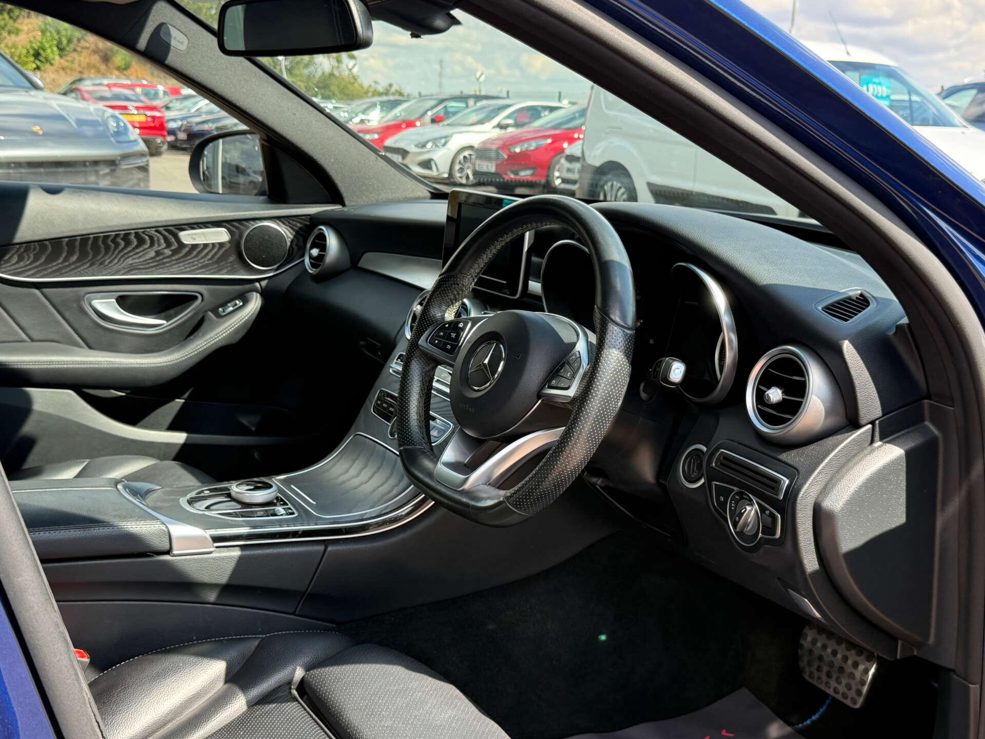Mercedes-Benz C-Class view 35