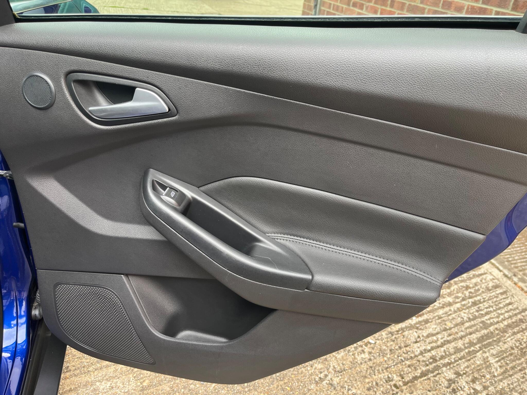 Ford Focus view 41