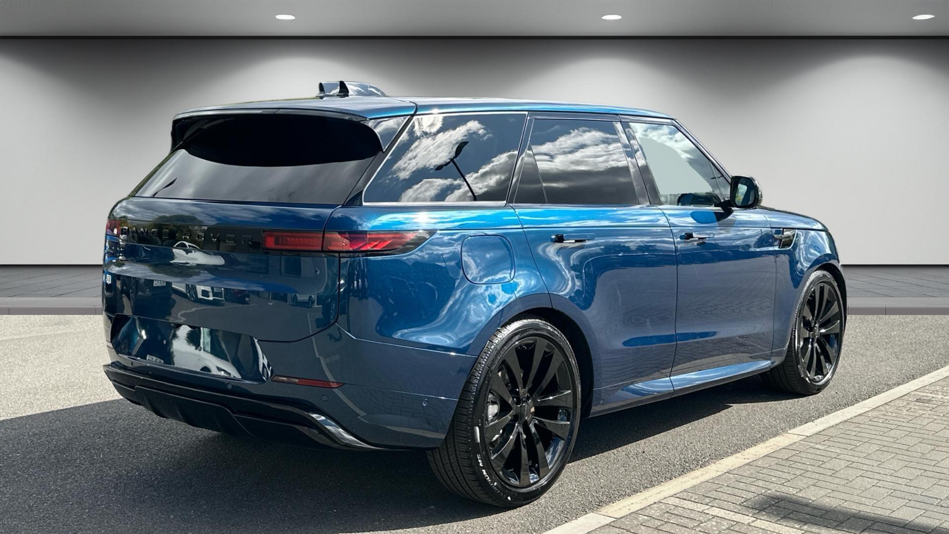 Land Rover Range Rover Sport view 3