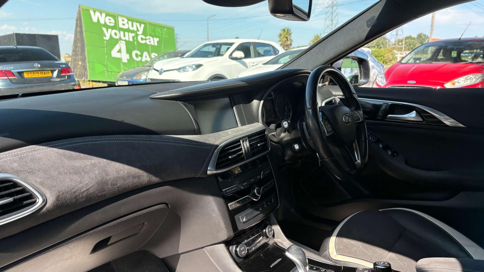 Infiniti Q30 view 14